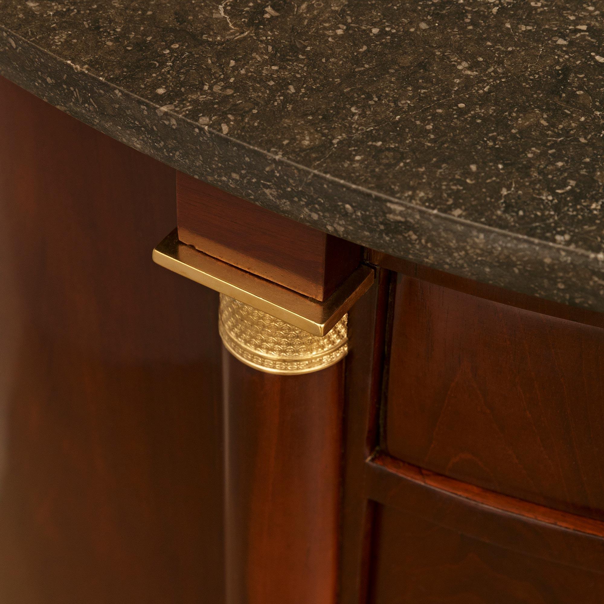 Mueble francés del siglo XIX, estilo Imperio, de caoba, ormolu y mármol fosilizado en venta 1