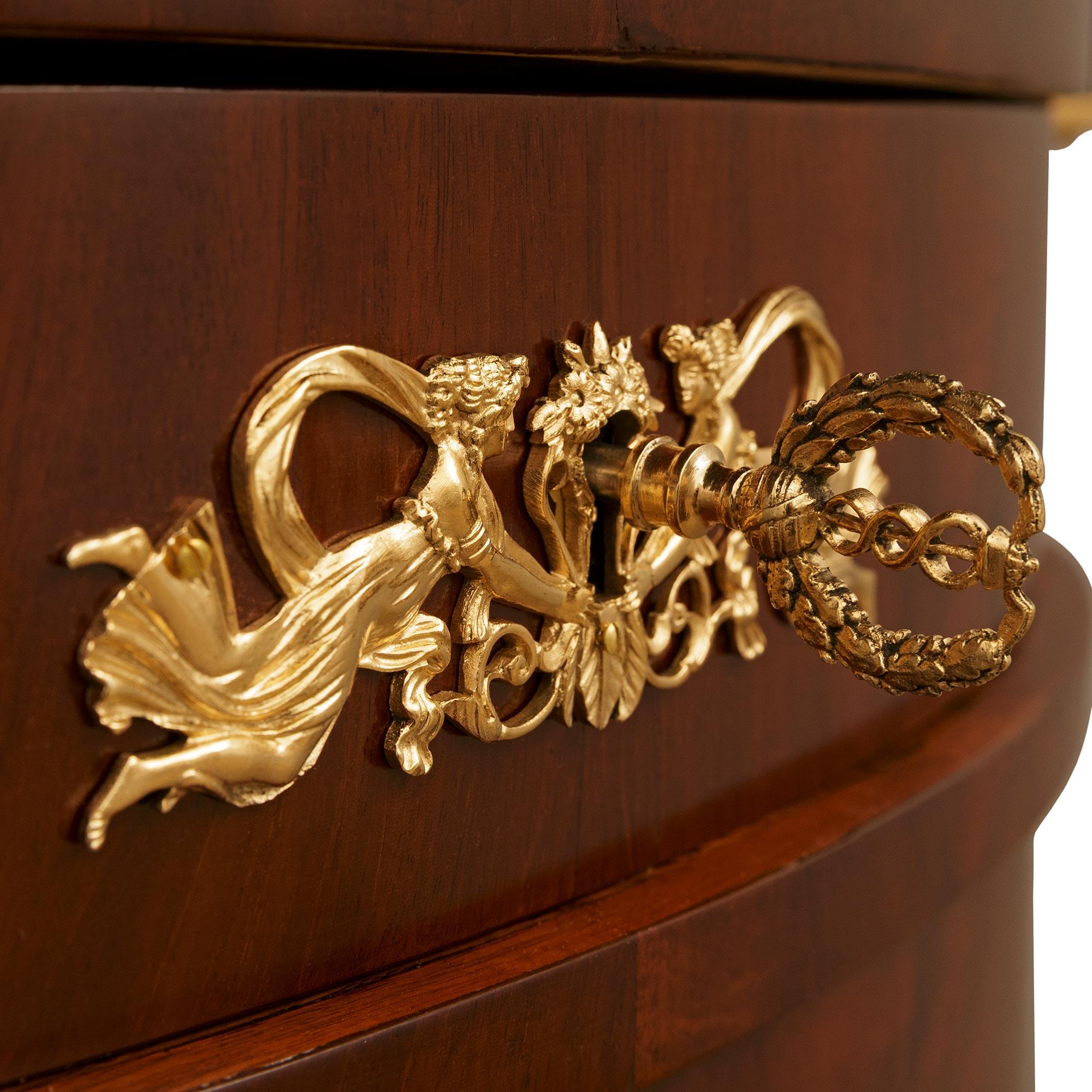 Mueble francés del siglo XIX, estilo Imperio, de caoba, ormolu y mármol fosilizado en venta 2