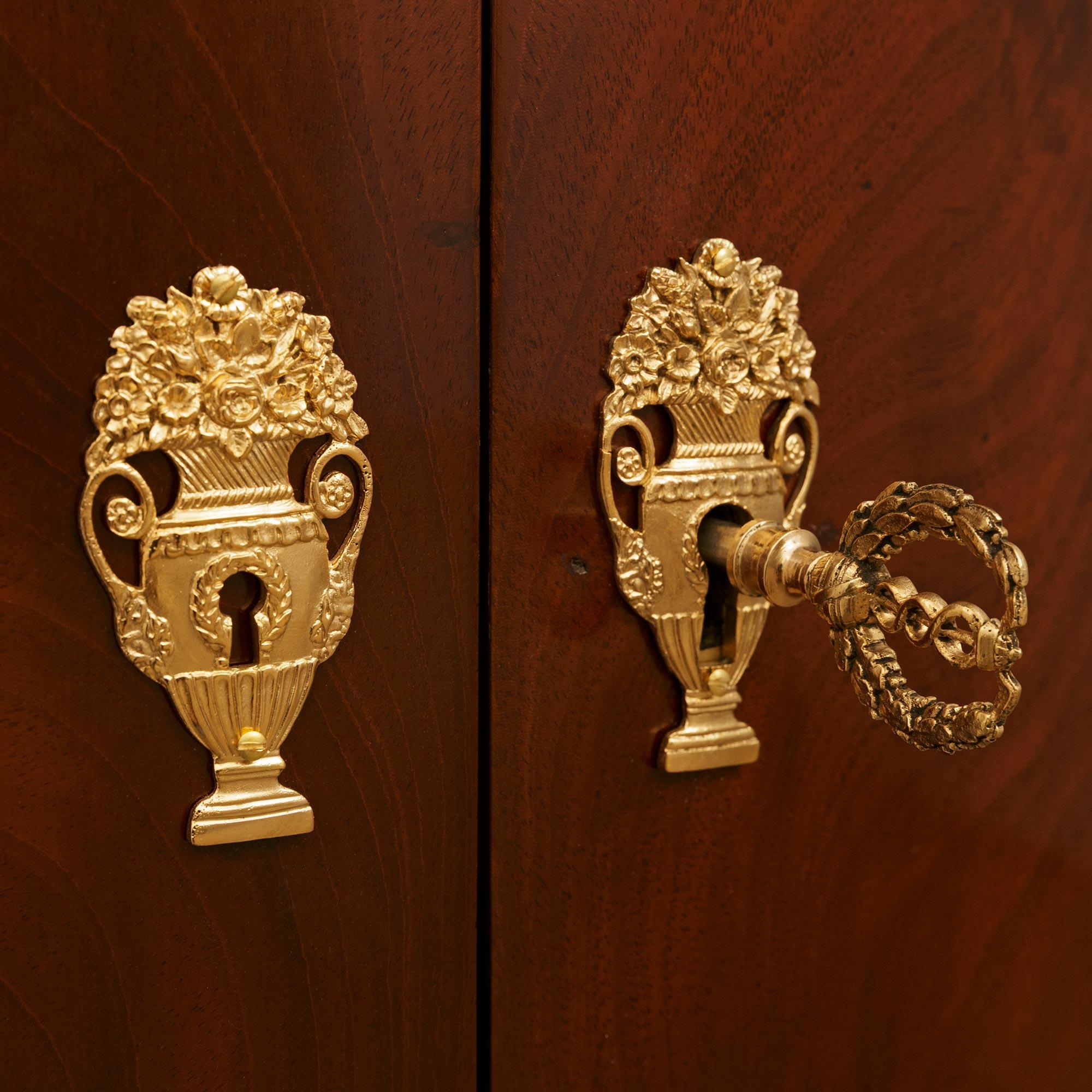 Mueble francés del siglo XIX, estilo Imperio, de caoba, ormolu y mármol fosilizado en venta 3