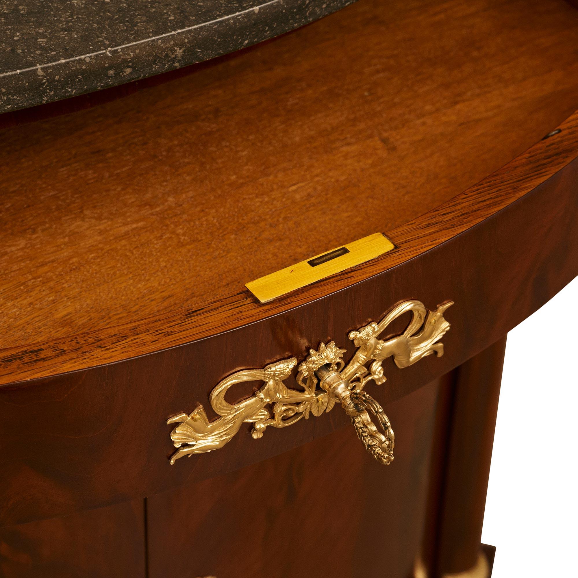 Mueble francés del siglo XIX, estilo Imperio, de caoba, ormolu y mármol fosilizado en venta 4