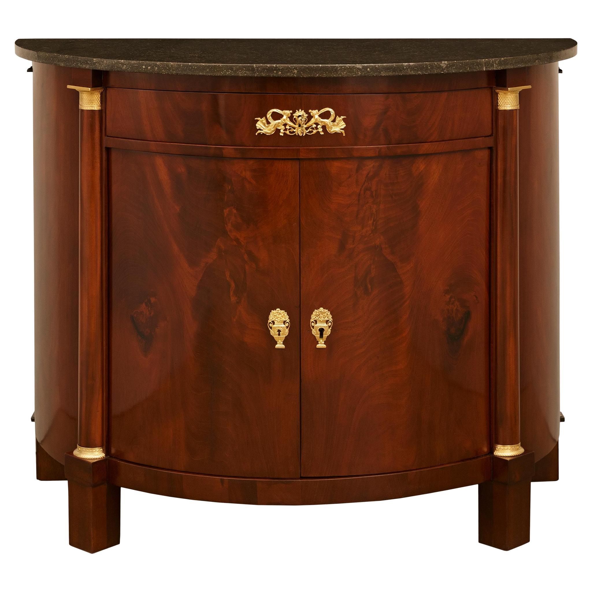 Französischer Empire-Schrank aus Mahagoni, Goldbronze und versteinertem Marmor aus dem 19. Jahrhundert
