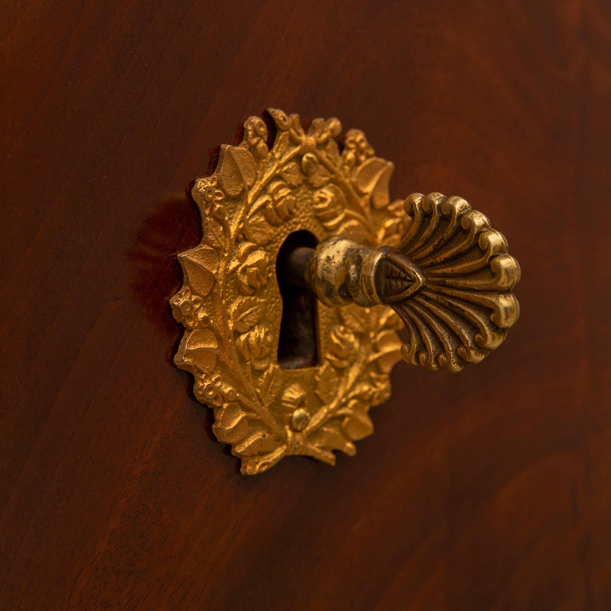 Buffet/armoire Empire du 19ème siècle en acajou, bronze doré et marbre en vente 3