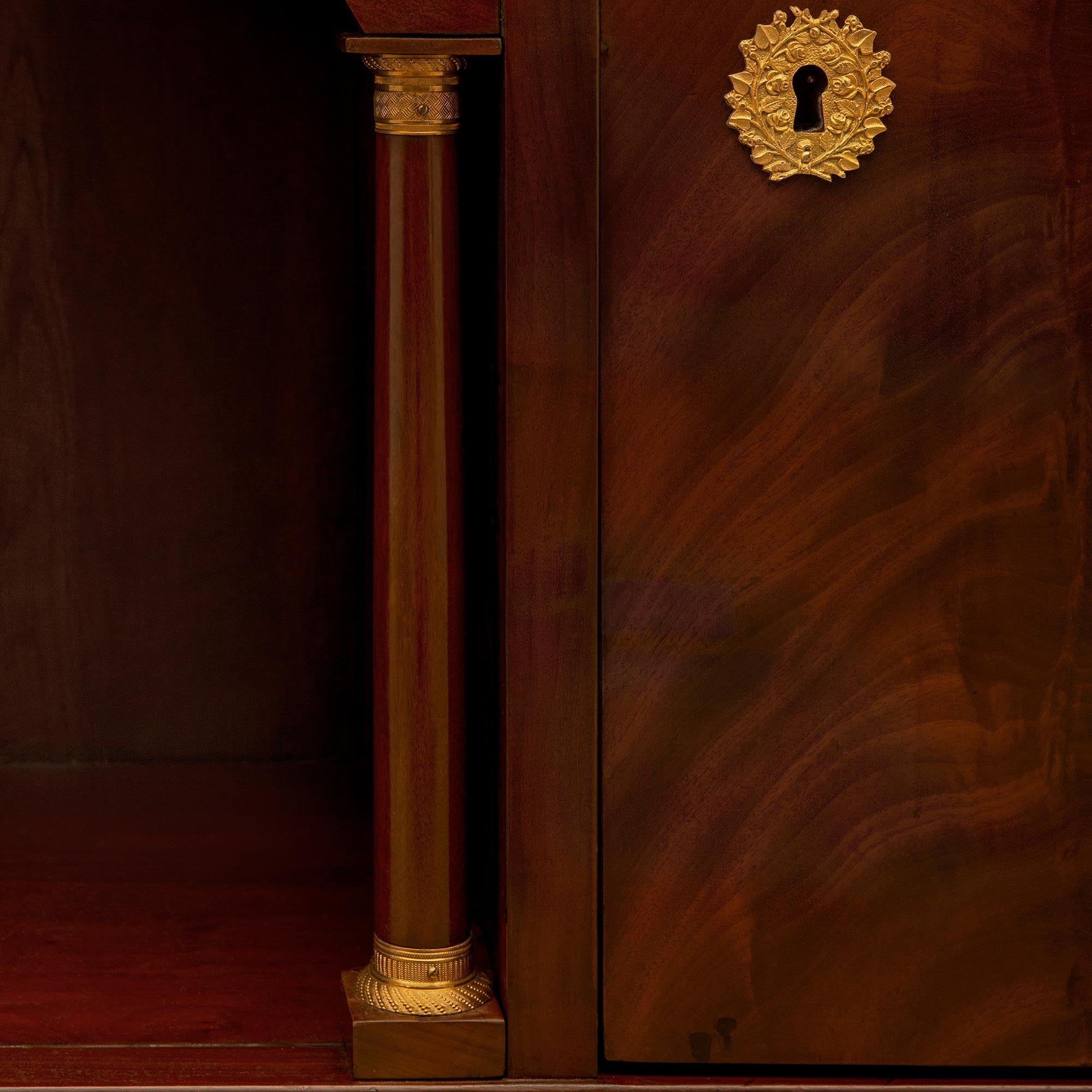 Buffet/armoire Empire du 19ème siècle en acajou, bronze doré et marbre en vente 2