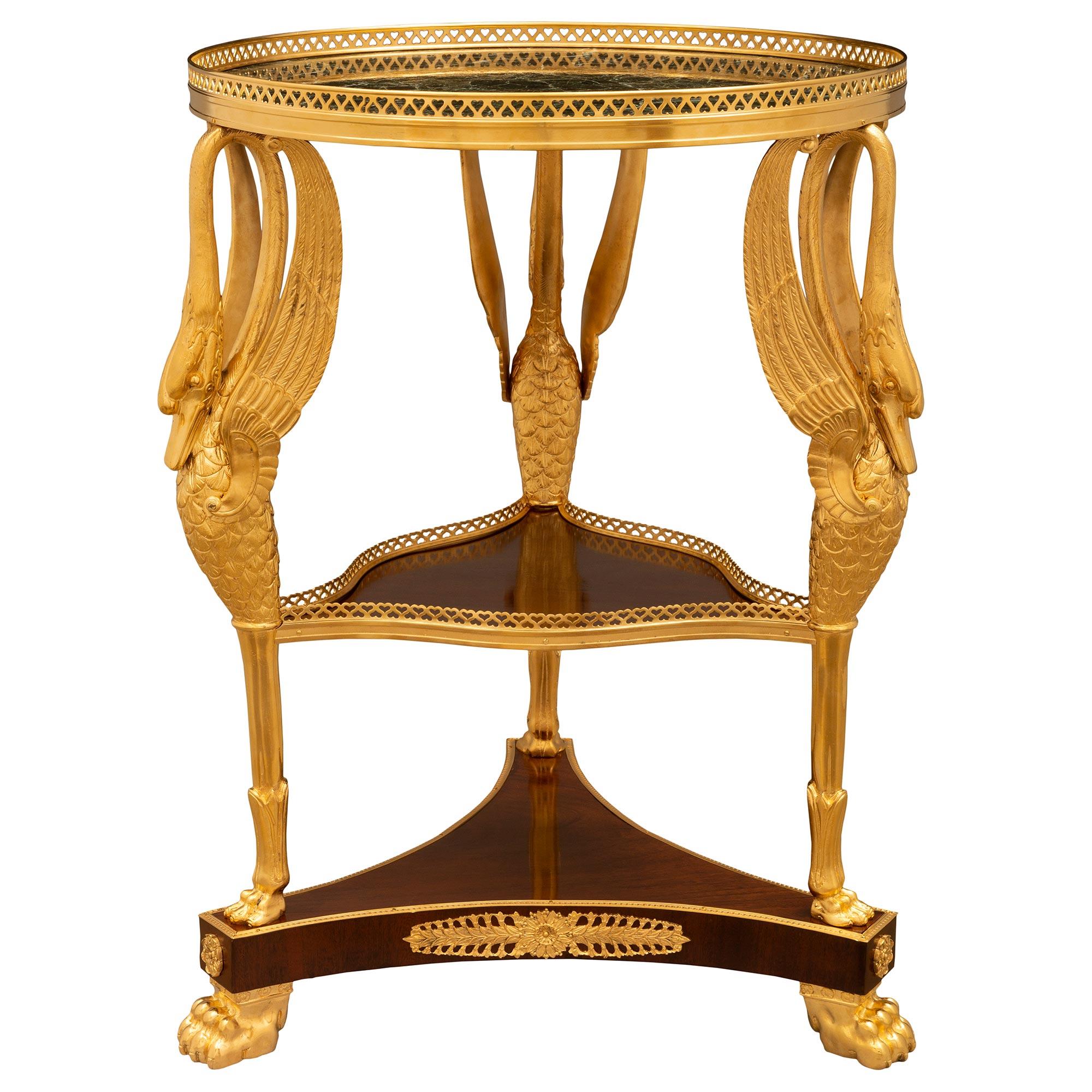 Français Table d'appoint Empire française du 19ème siècle en acajou, bronze doré et marbre en vente