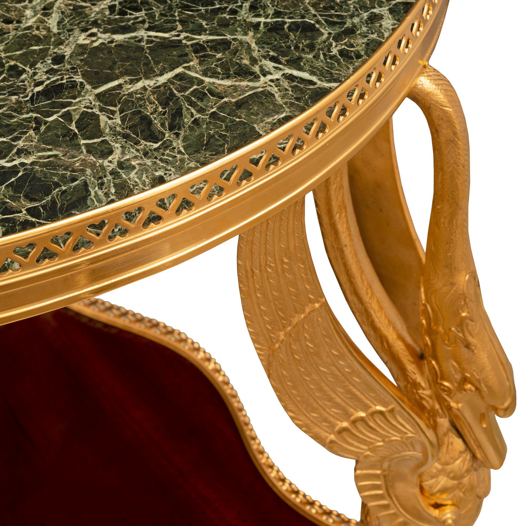 Table d'appoint Empire française du 19ème siècle en acajou, bronze doré et marbre Bon état - En vente à West Palm Beach, FL