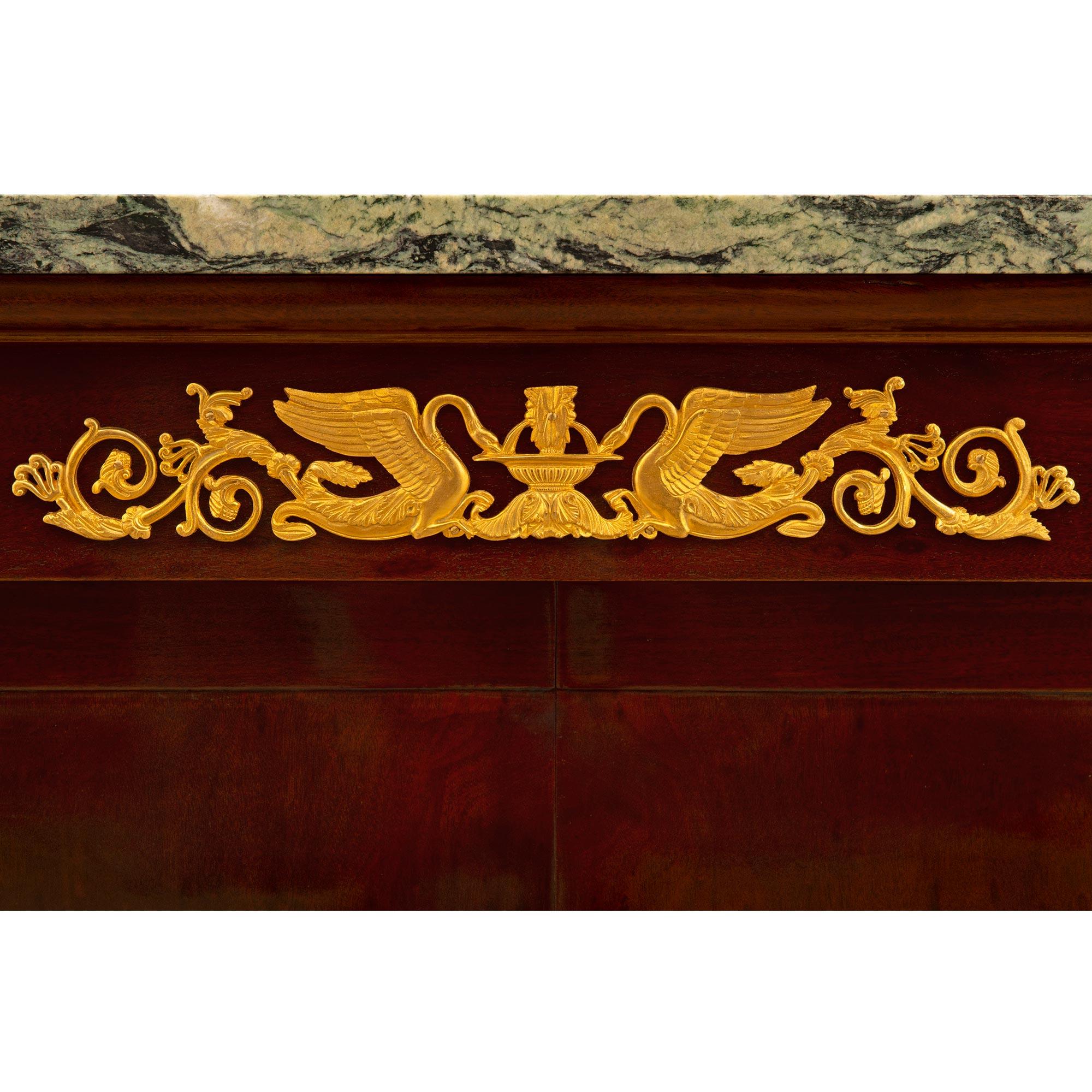 Buffet francese del XIX secolo in mogano stile Impero, ormolu e marmo Vert De Patricia in vendita 1