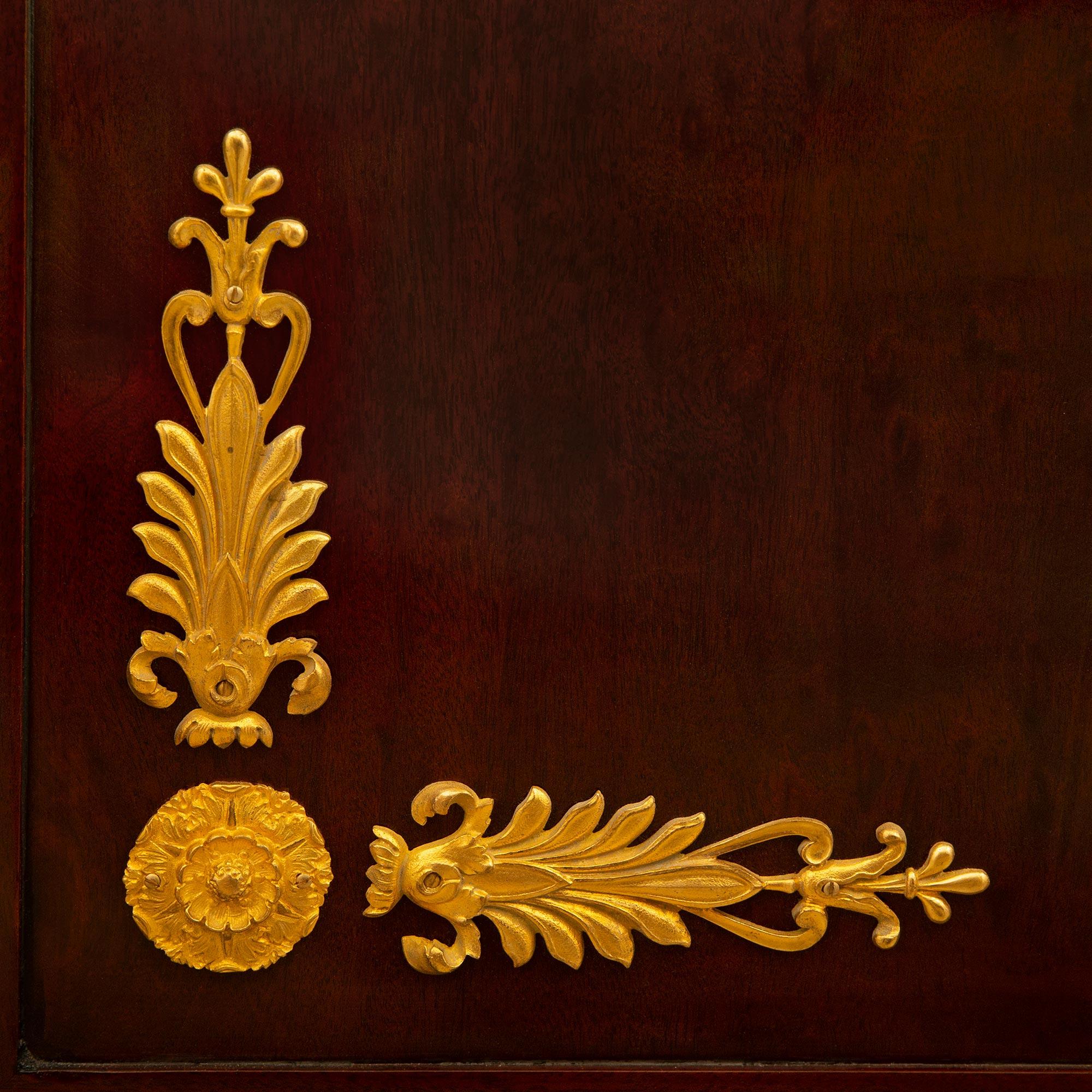 Buffet francese del XIX secolo in mogano stile Impero, ormolu e marmo Vert De Patricia in vendita 3