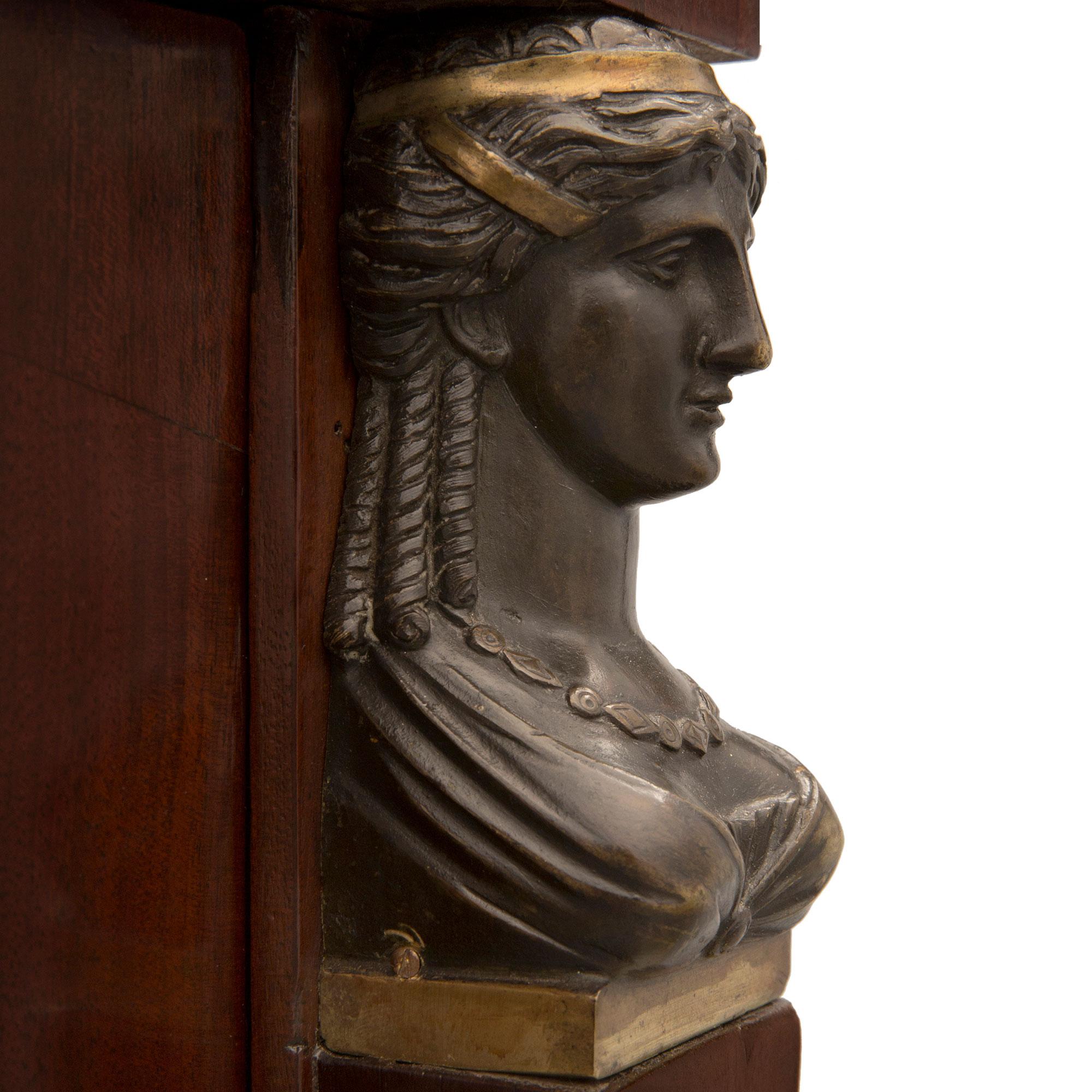 Cabina in mogano, policromia e marmo fossilizzato in stile Impero del XIX secolo. in vendita 1