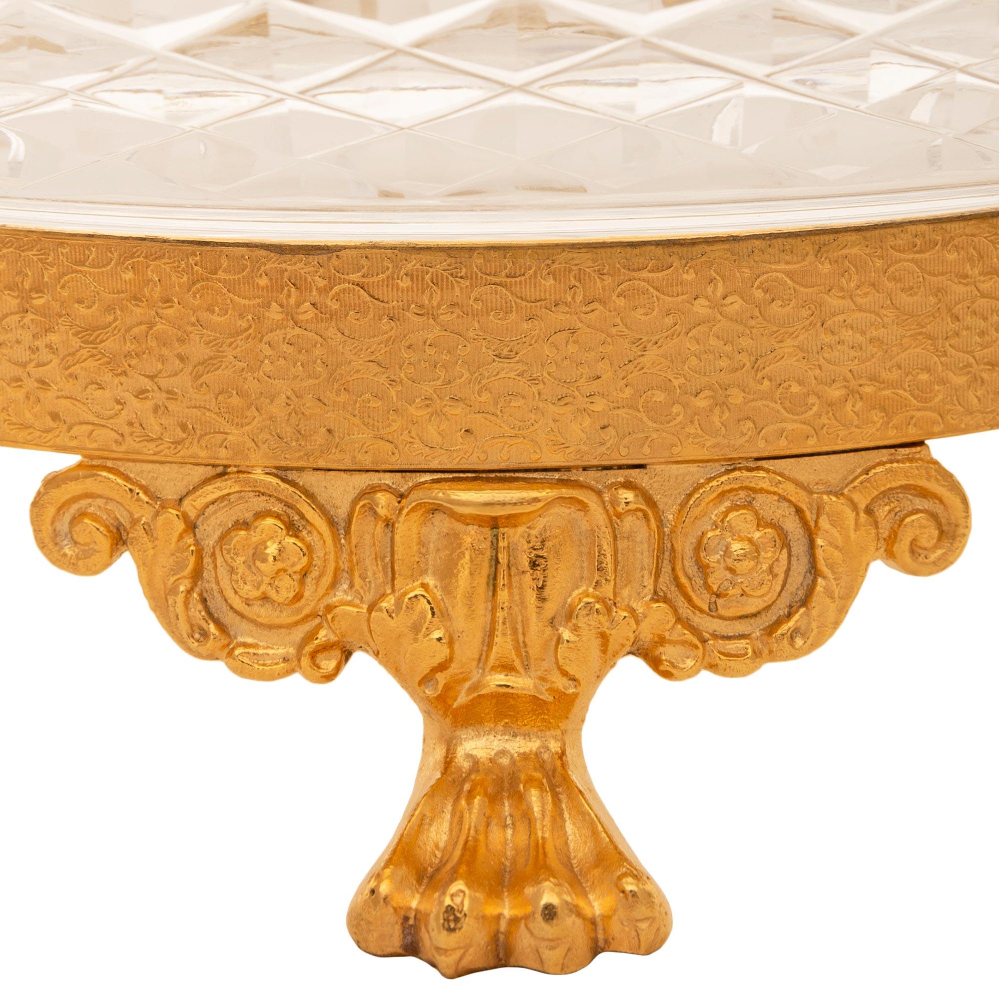 XIXe siècle Centre de table en bronze doré et cristal de Baccarat du 19ème siècle. en vente