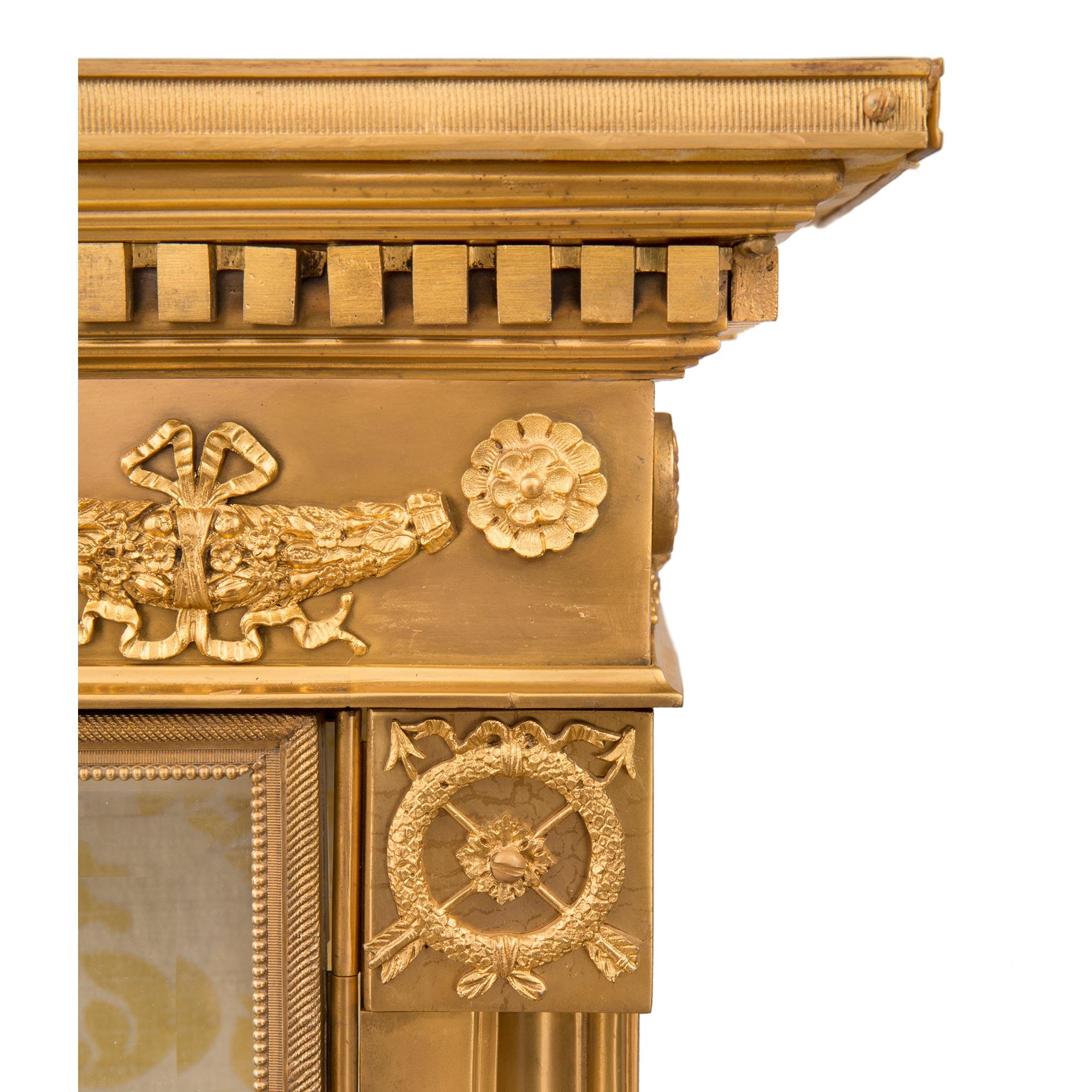 Verre Vitrine Empire du 19ème siècle en bronze doré de style français en vente