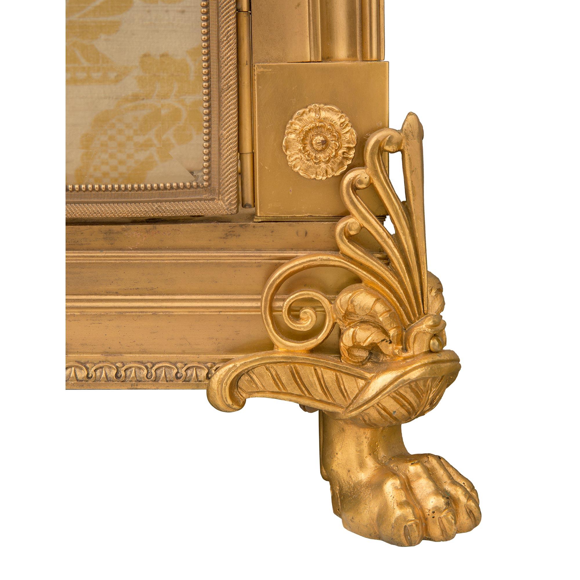 Cabinet Vitrine francese del XIX secolo in stile Impero con ormolu in vendita 3