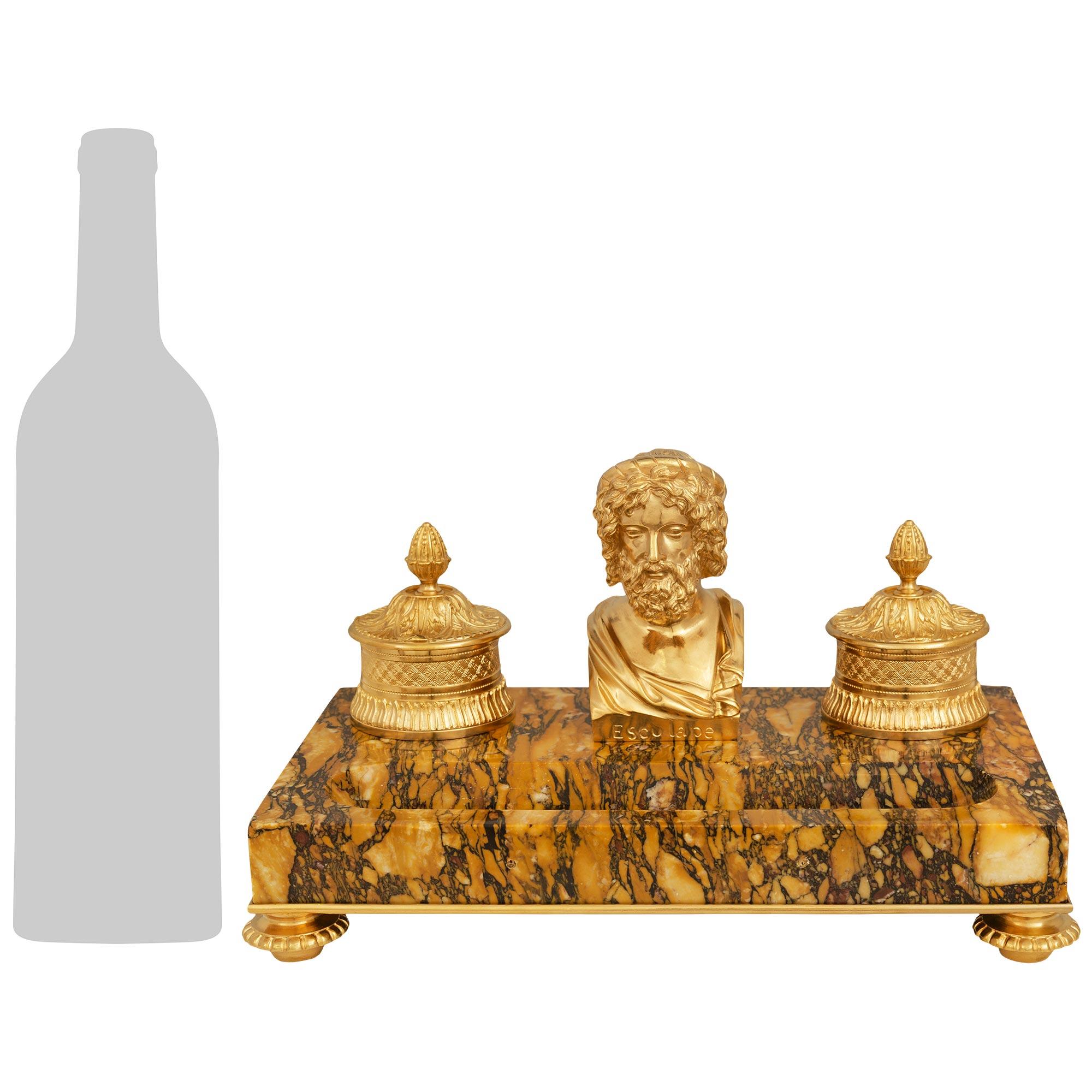 Un calamaio francese di alta qualità del XIX secolo in stile Impero con ormolu, cristallo e marmo di Breccia. Questo meraviglioso calamaio rettangolare è sollevato su piedini circolari a forma di toupie in Ormolu che presentano bordi ribattuti sotto