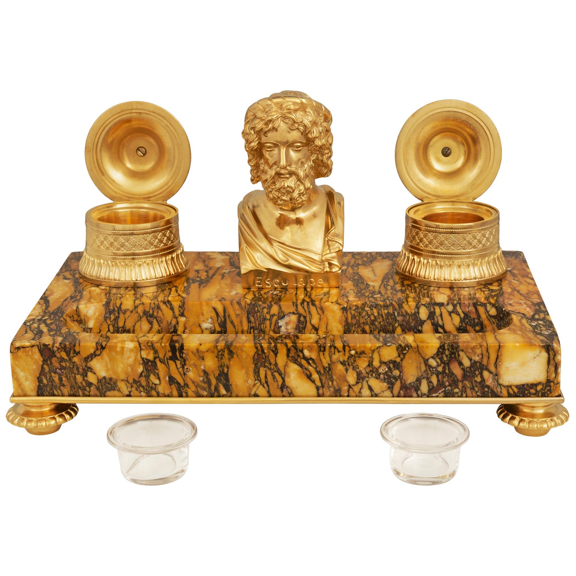 Stile impero Calamaio francese del XIX secolo in stile Impero con ormolu, cristallo e marmo di breccia in vendita