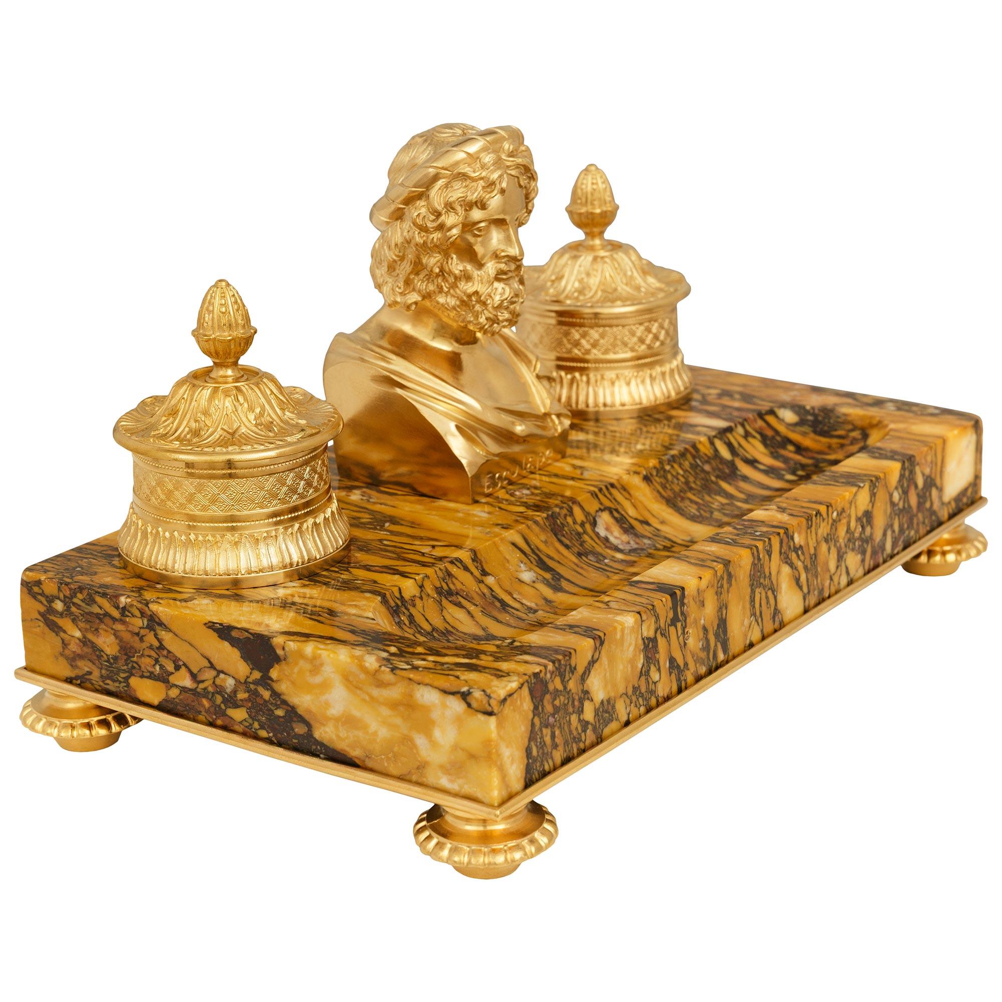 Francese Calamaio francese del XIX secolo in stile Impero con ormolu, cristallo e marmo di breccia in vendita