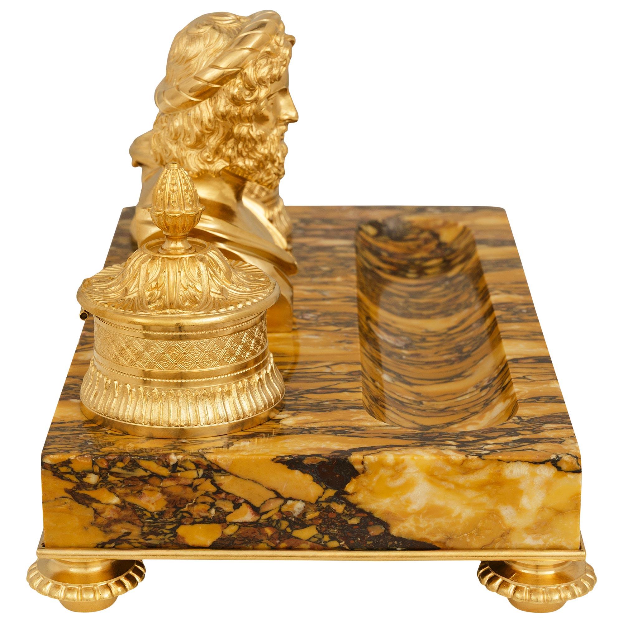 Calamaio francese del XIX secolo in stile Impero con ormolu, cristallo e marmo di breccia In condizioni buone in vendita a West Palm Beach, FL