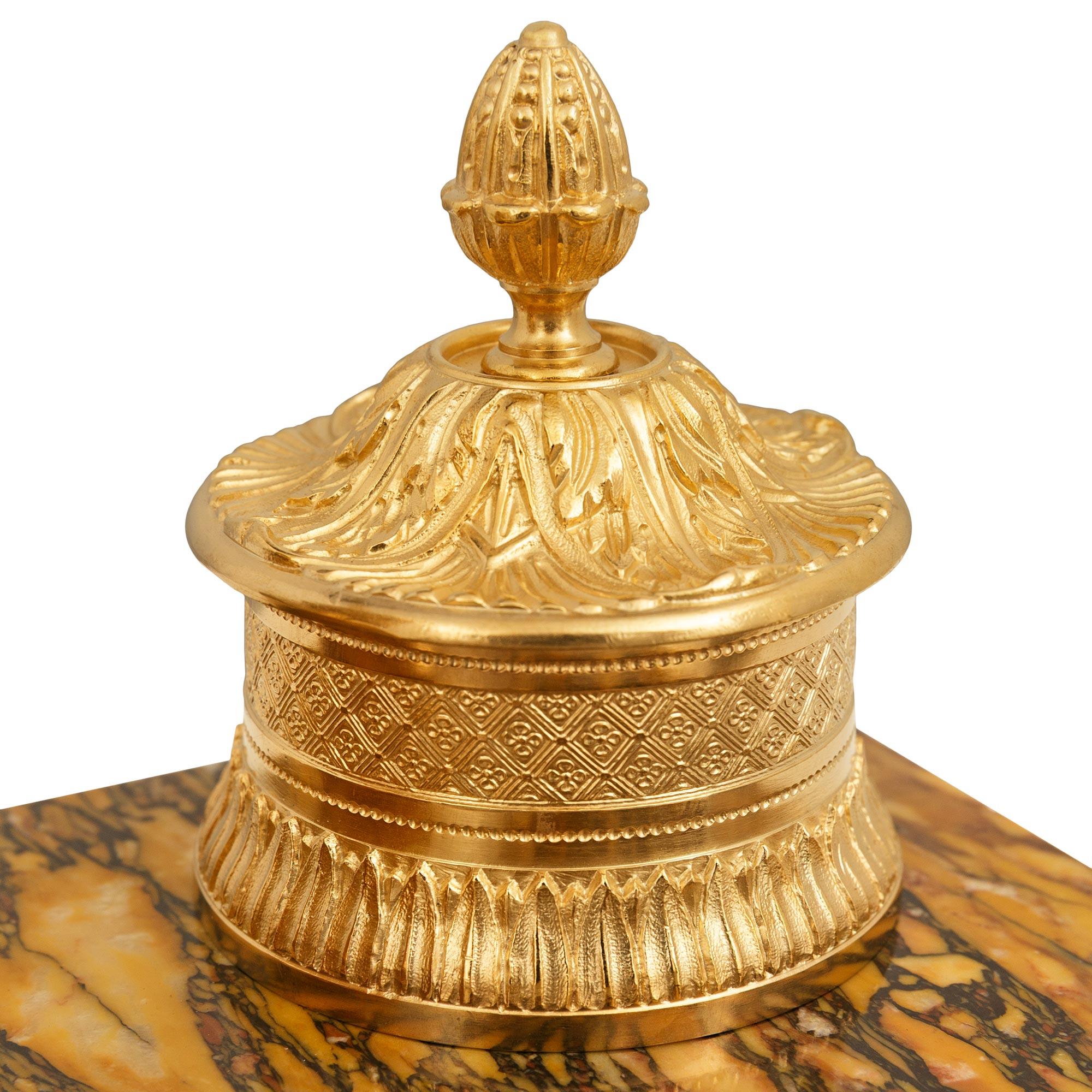 Similoro Calamaio francese del XIX secolo in stile Impero con ormolu, cristallo e marmo di breccia in vendita