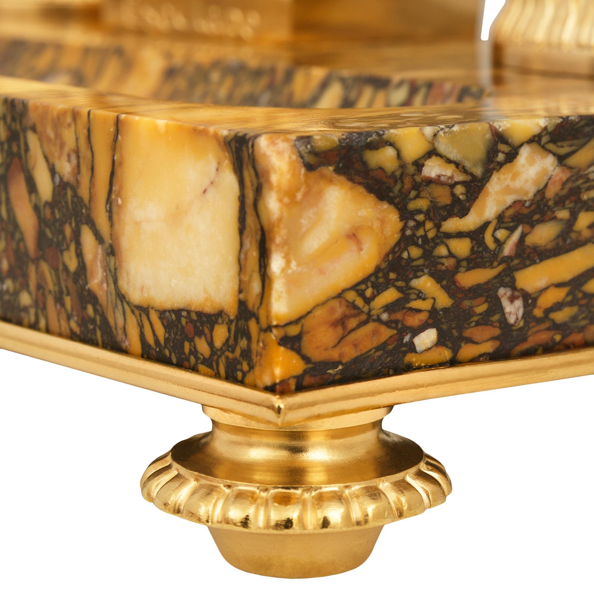 Calamaio francese del XIX secolo in stile Impero con ormolu, cristallo e marmo di breccia in vendita 3