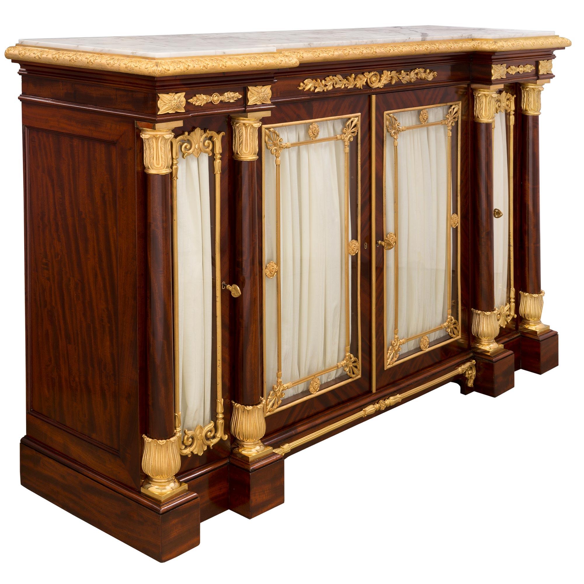 Francese Vetrina buffet francese del XIX secolo in stile Impero con ormeggio, mogano e marmo in vendita