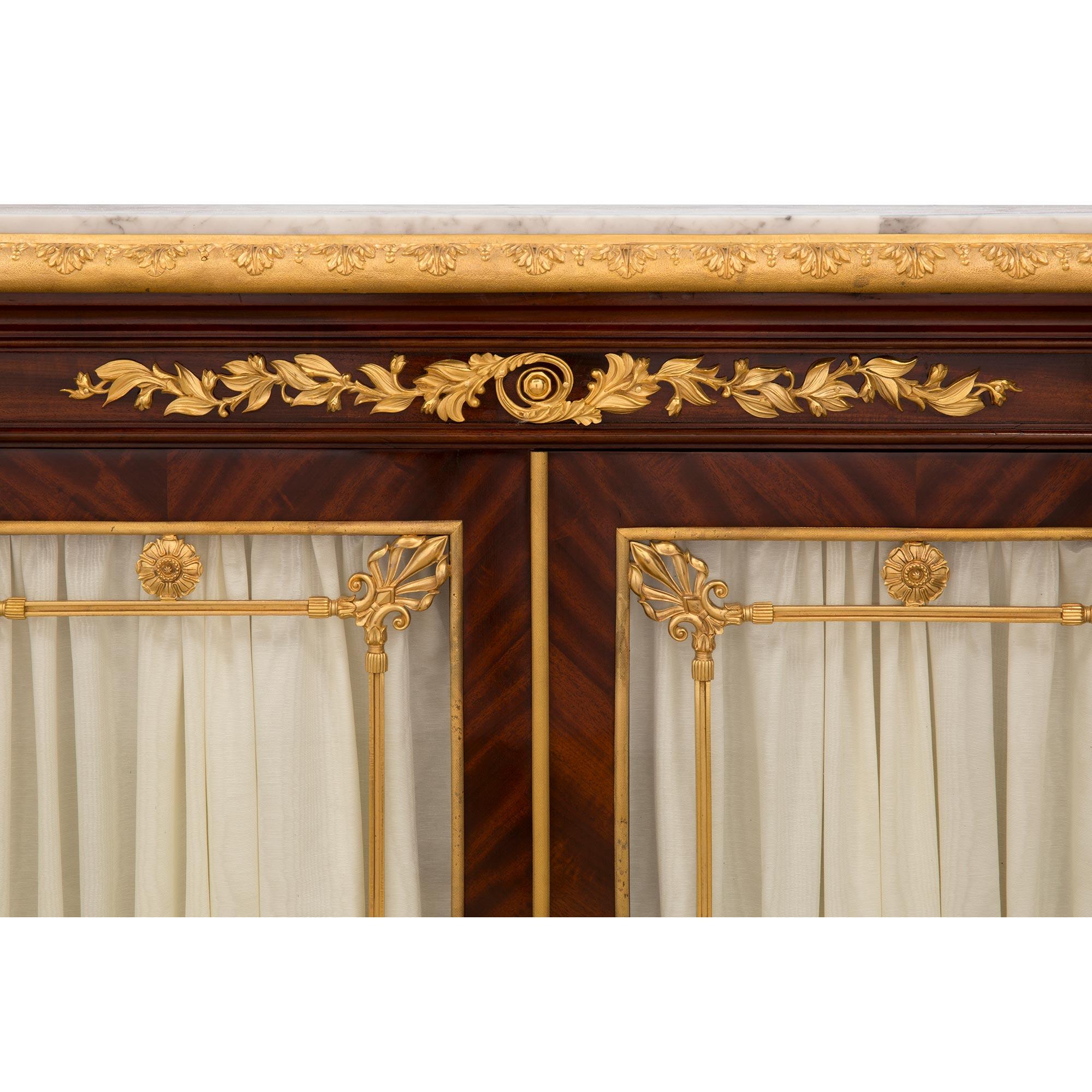 Similoro Vetrina buffet francese del XIX secolo in stile Impero con ormeggio, mogano e marmo in vendita