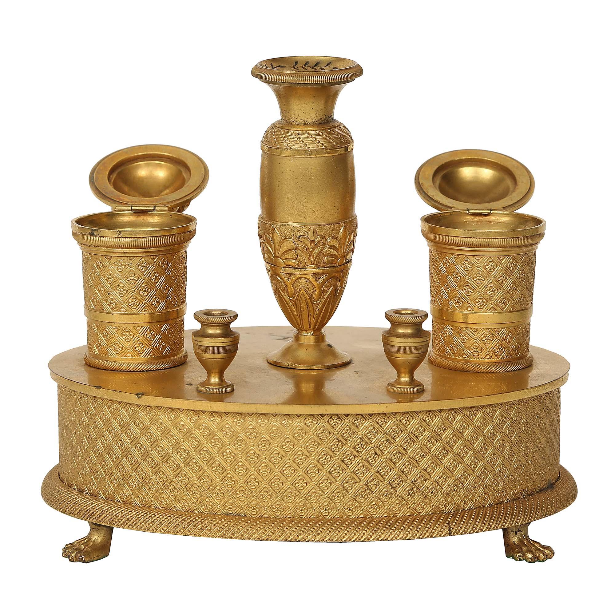 Ovales Goldbronze-Tintenfass im Empire-Stil des 19. Jahrhunderts (Französisch) im Angebot