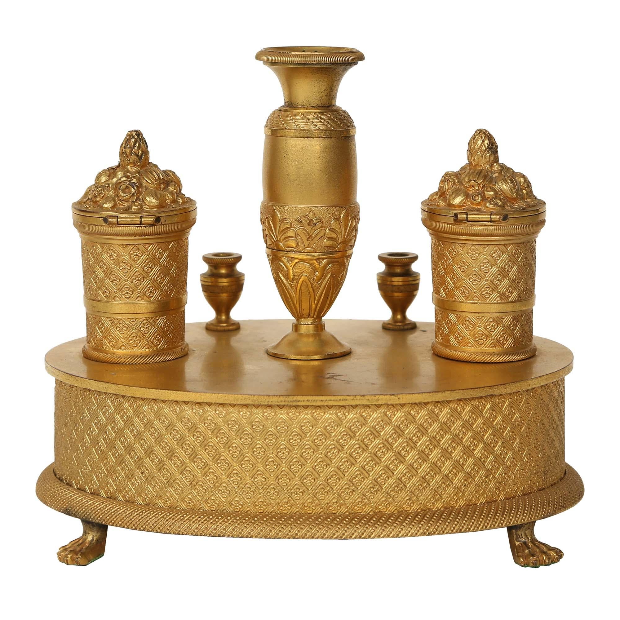 Ovales Goldbronze-Tintenfass im Empire-Stil des 19. Jahrhunderts im Angebot 1