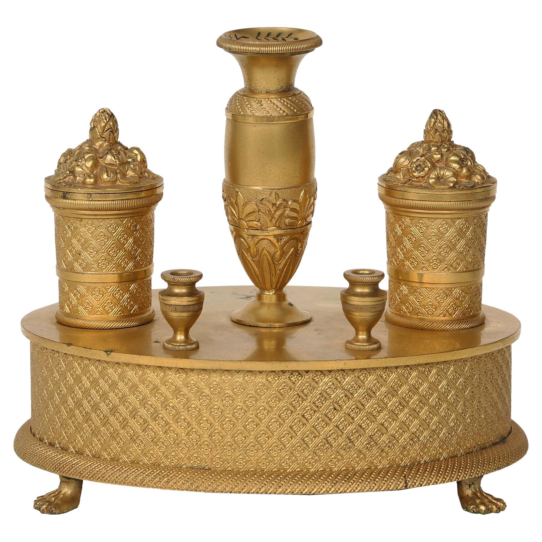 Ovales Goldbronze-Tintenfass im Empire-Stil des 19. Jahrhunderts im Angebot