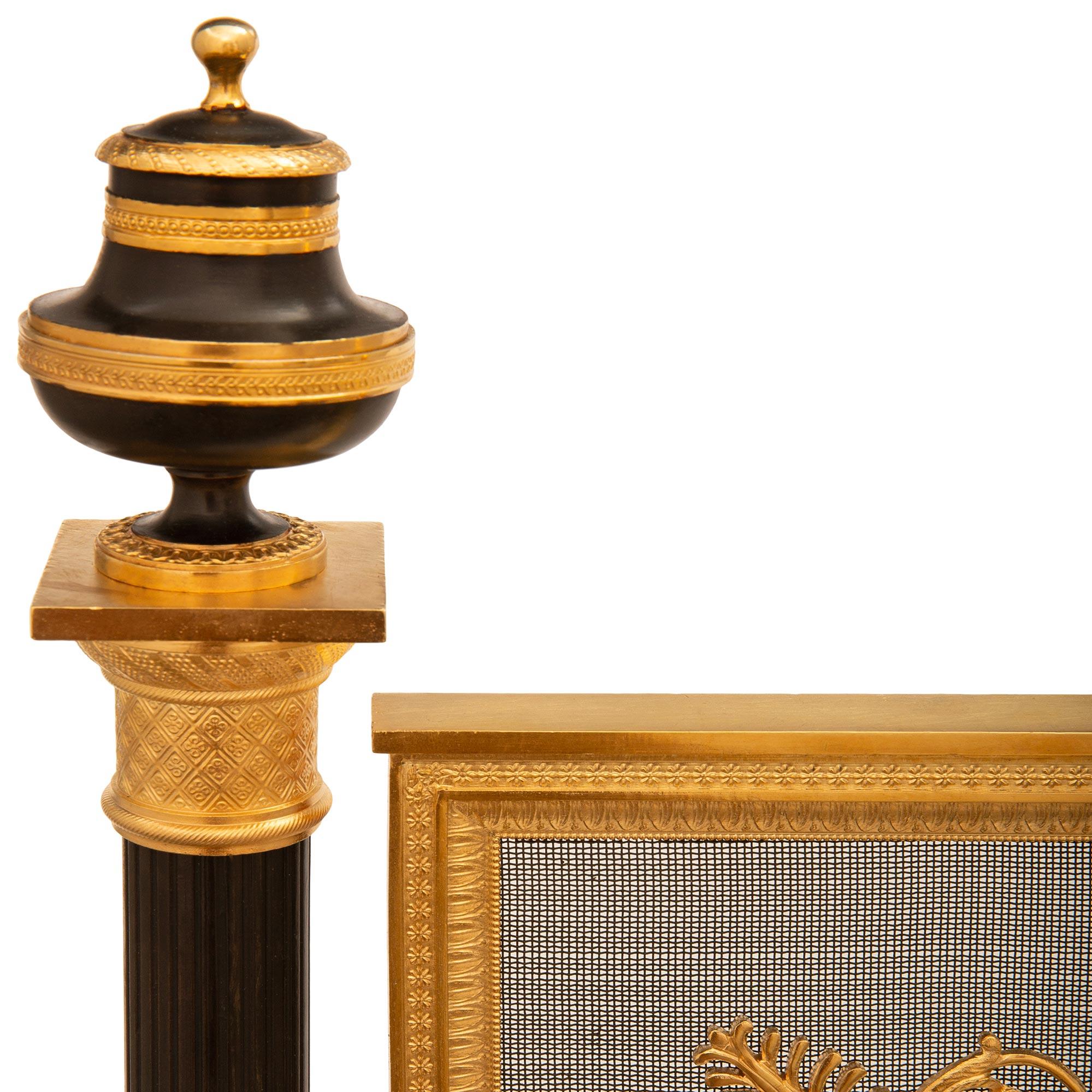 Patiné Pare-feu français du 19e siècle de style Empire en bronze patiné et bronze doré en vente