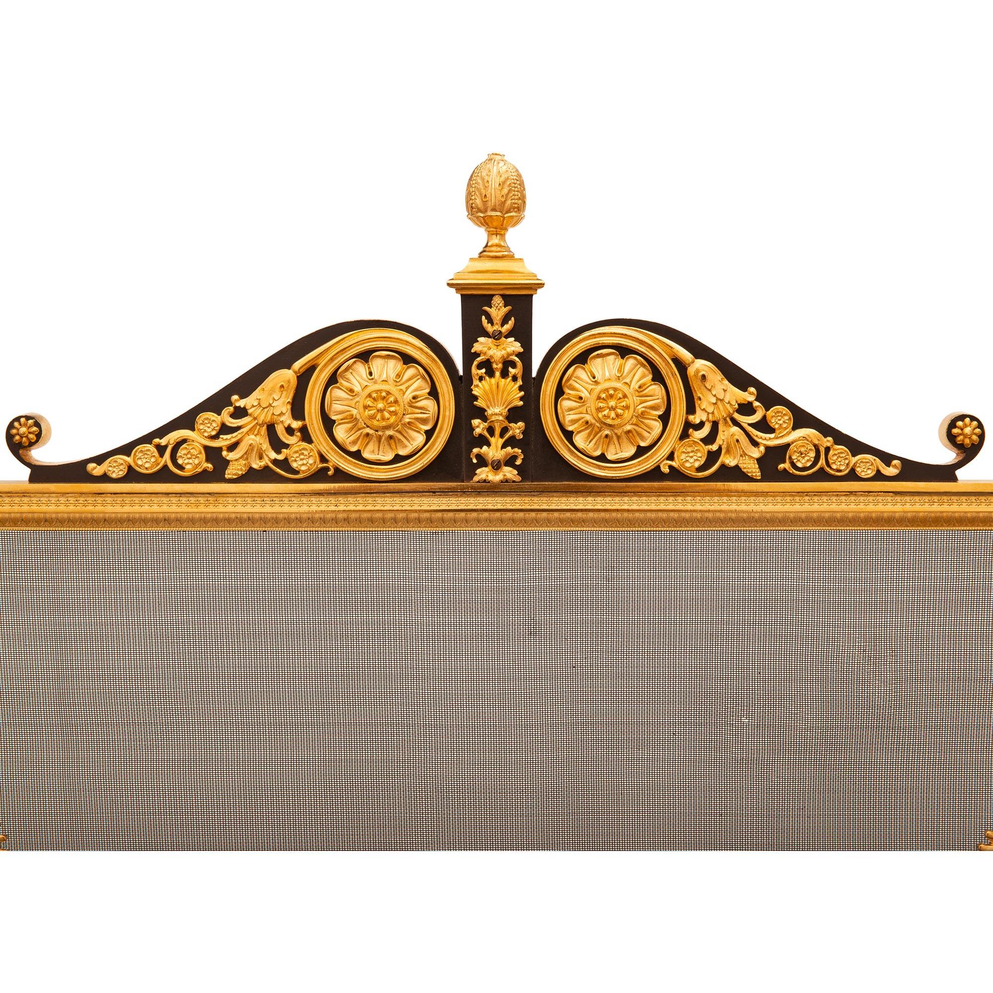 Pare-feu français du 19e siècle de style Empire en bronze patiné et bronze doré Bon état - En vente à West Palm Beach, FL