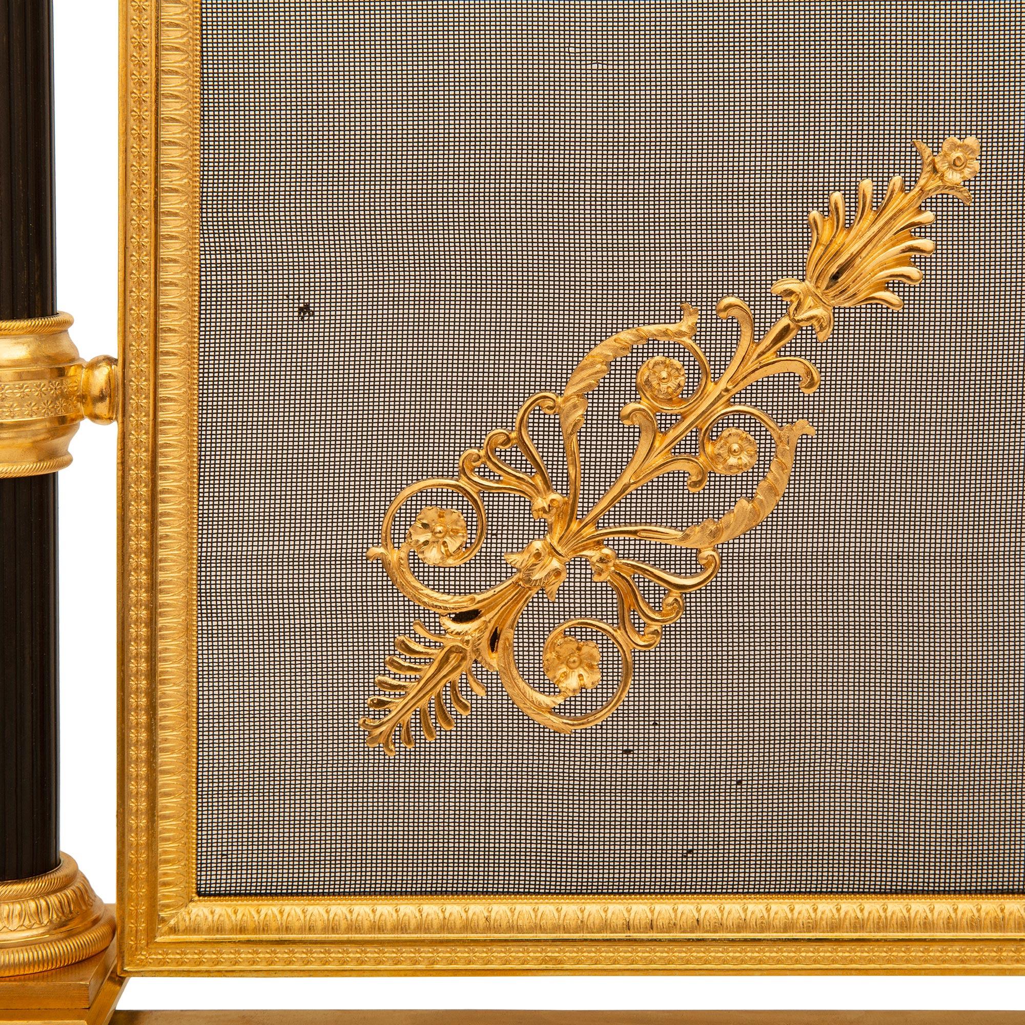 XIXe siècle Pare-feu français du 19e siècle de style Empire en bronze patiné et bronze doré en vente