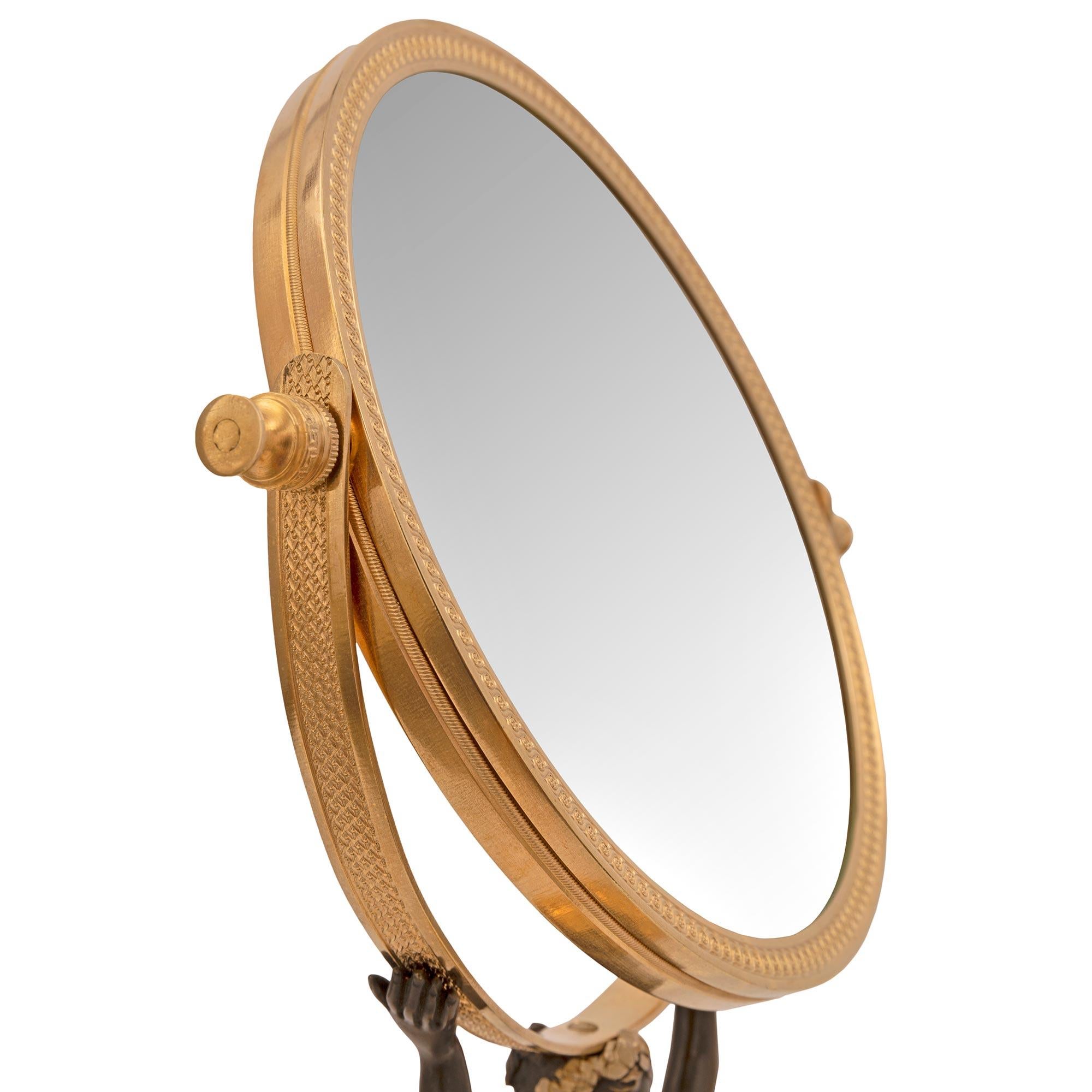 Patiné Miroir de coiffeuse Empire du 19ème siècle en bronze patiné et ormolu en vente