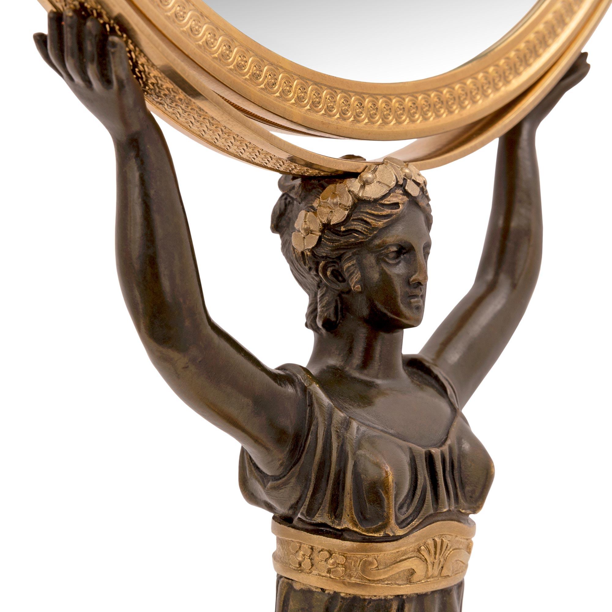 XIXe siècle Miroir de coiffeuse Empire du 19ème siècle en bronze patiné et ormolu en vente