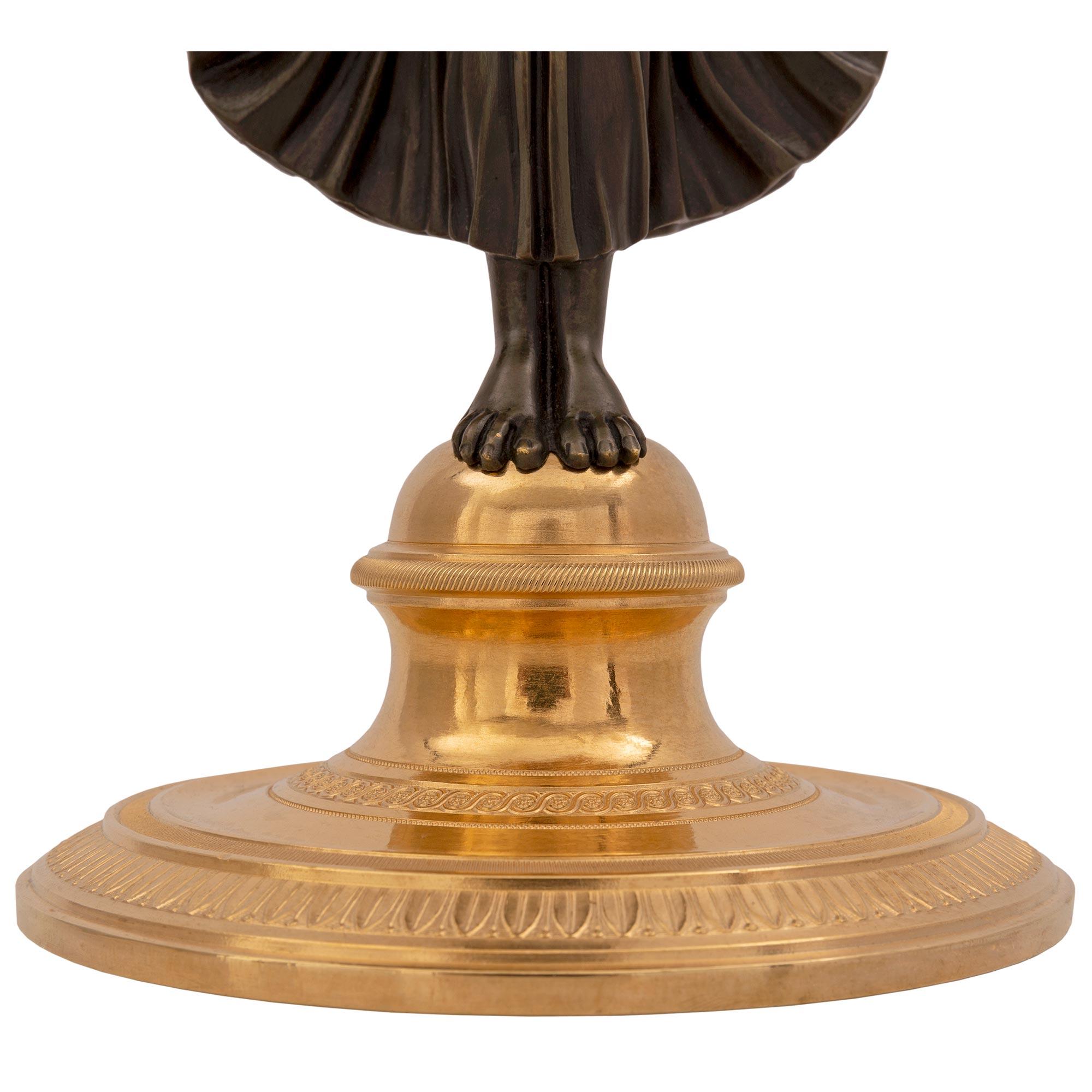 Bronze Miroir de coiffeuse Empire du 19ème siècle en bronze patiné et ormolu en vente