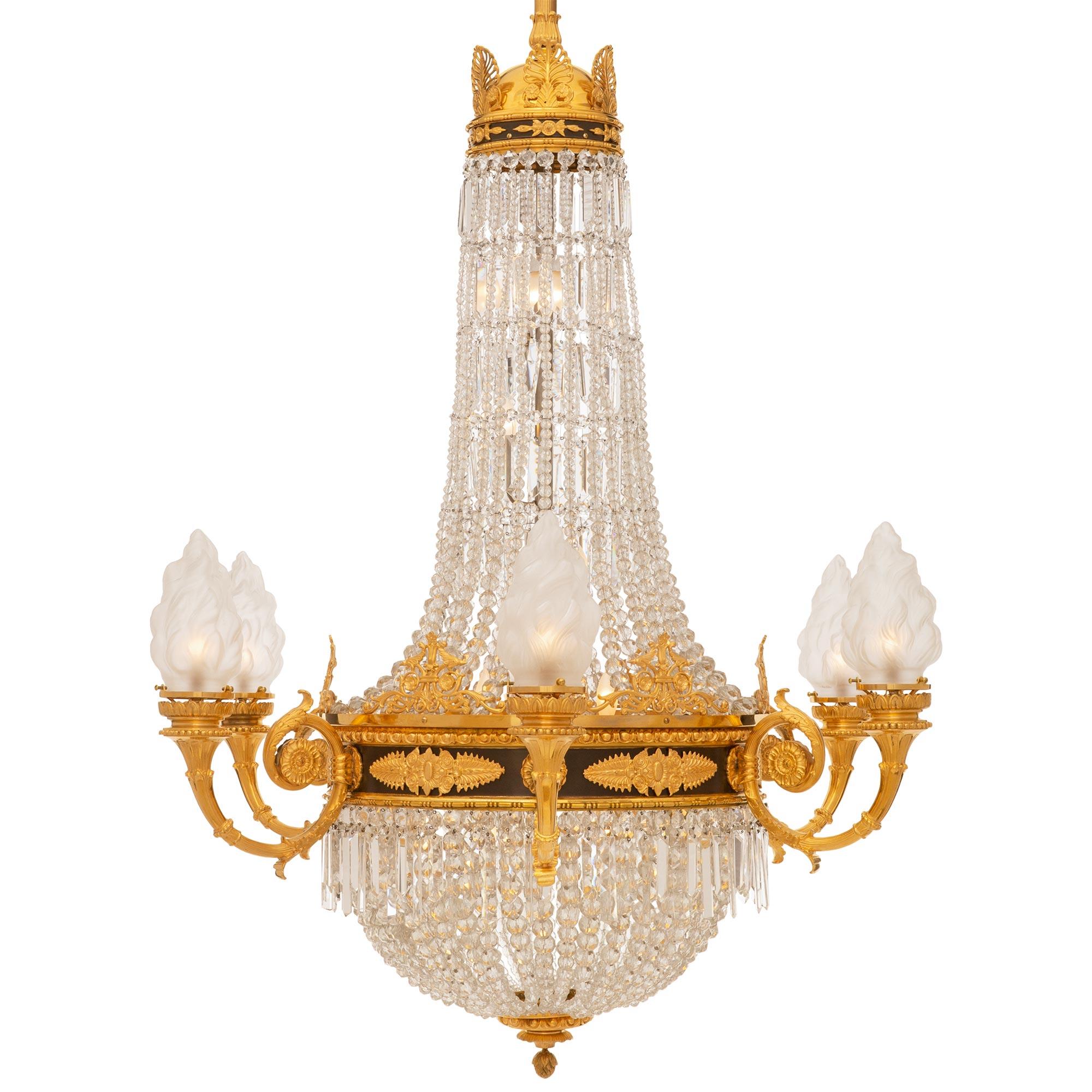 Stile impero Lampadario francese del XIX secolo in bronzo patinato, ormolu e cristallo di St. in vendita