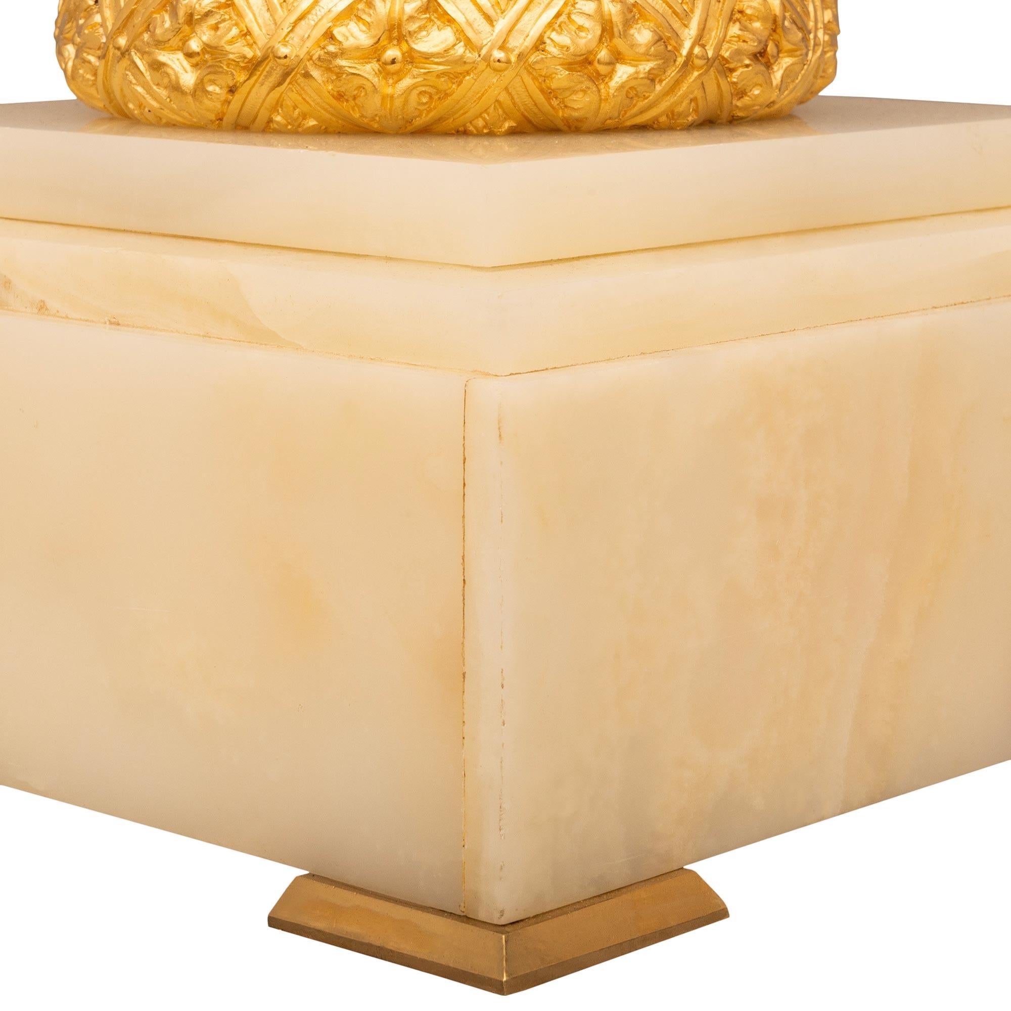 The Pedestal Empire St. Sèvres en porcelaine, dorure, onyx et bronze doré. en vente 1