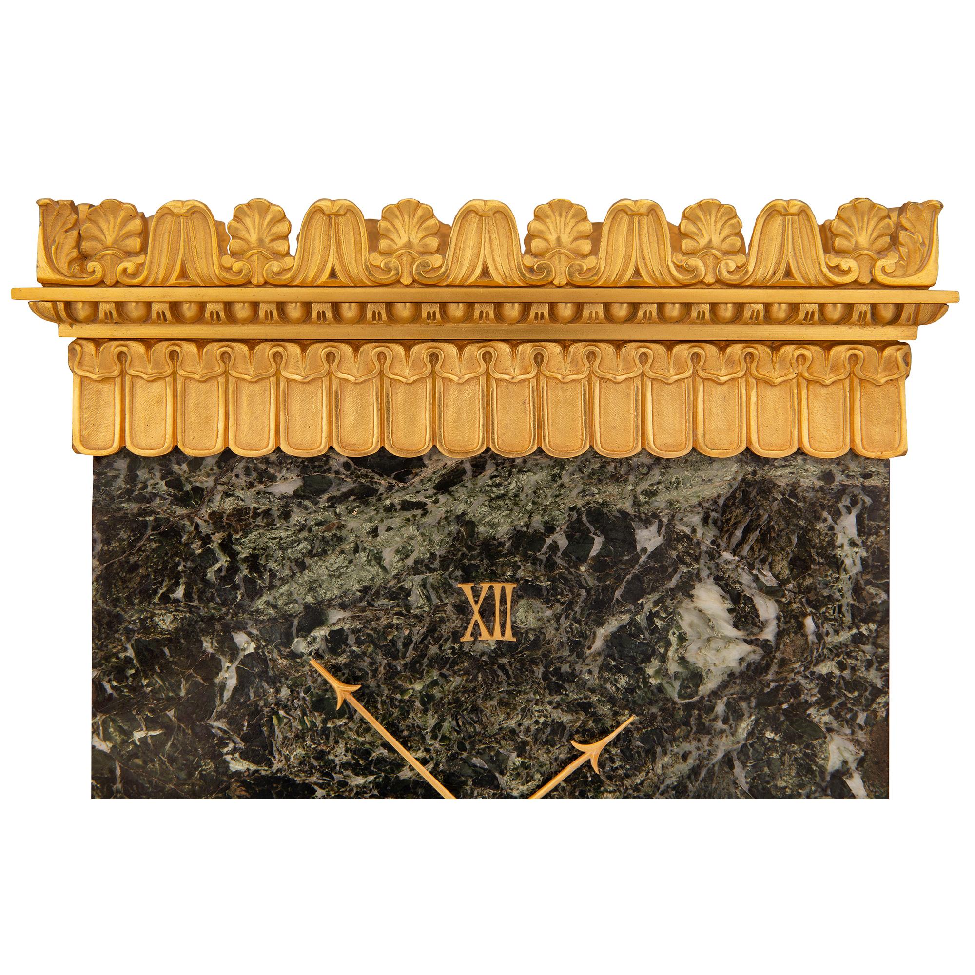 Horloge Empire française du 19ème siècle en marbre St. Vert Patricia et bronze doré Bon état - En vente à West Palm Beach, FL