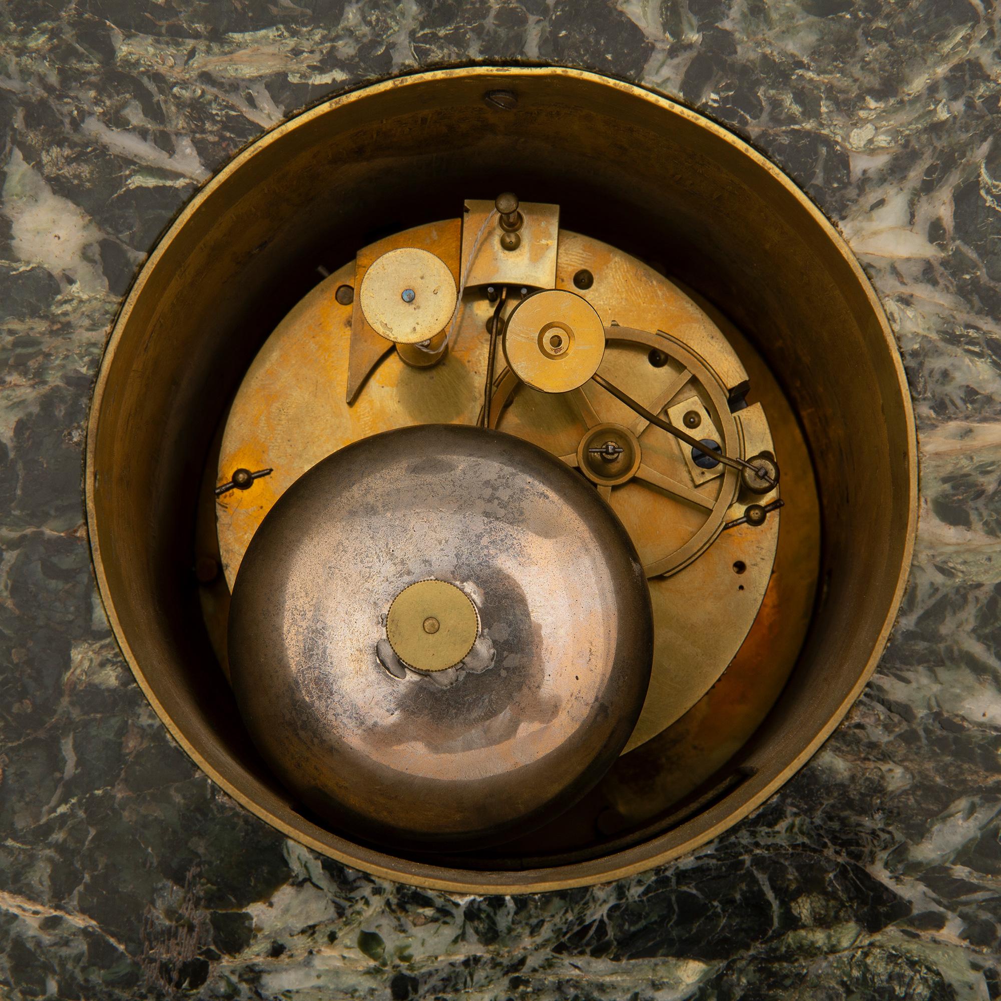 Horloge Empire française du 19ème siècle en marbre St. Vert Patricia et bronze doré en vente 2