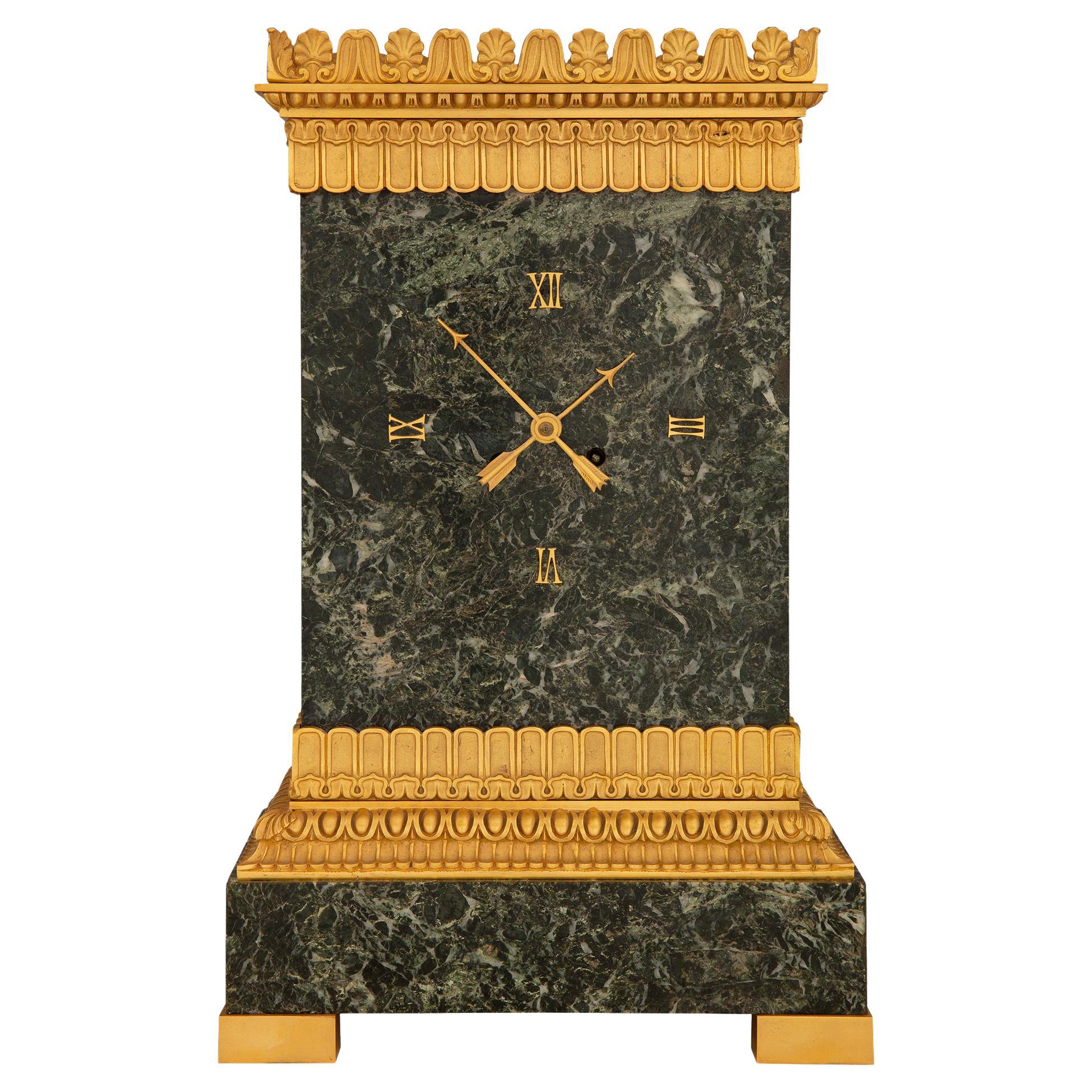 Horloge Empire française du 19ème siècle en marbre St. Vert Patricia et bronze doré en vente