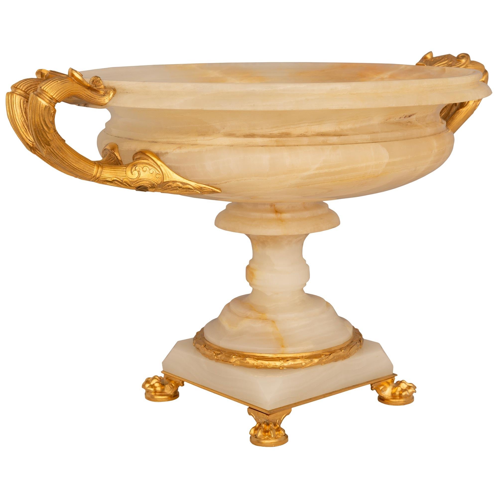Français Centre de table en onyx blanc et bronze doré de style Empire du XIXe siècle. en vente