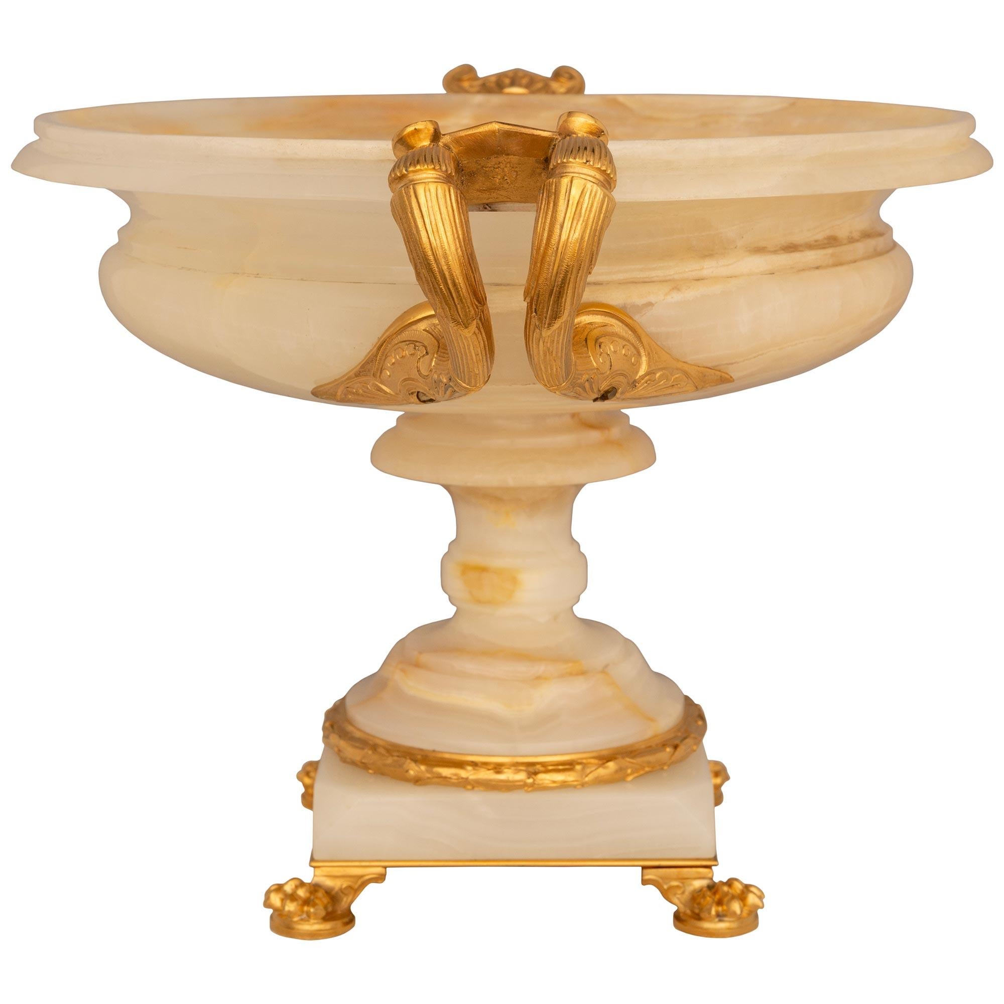 Centre de table en onyx blanc et bronze doré de style Empire du XIXe siècle. Bon état - En vente à West Palm Beach, FL