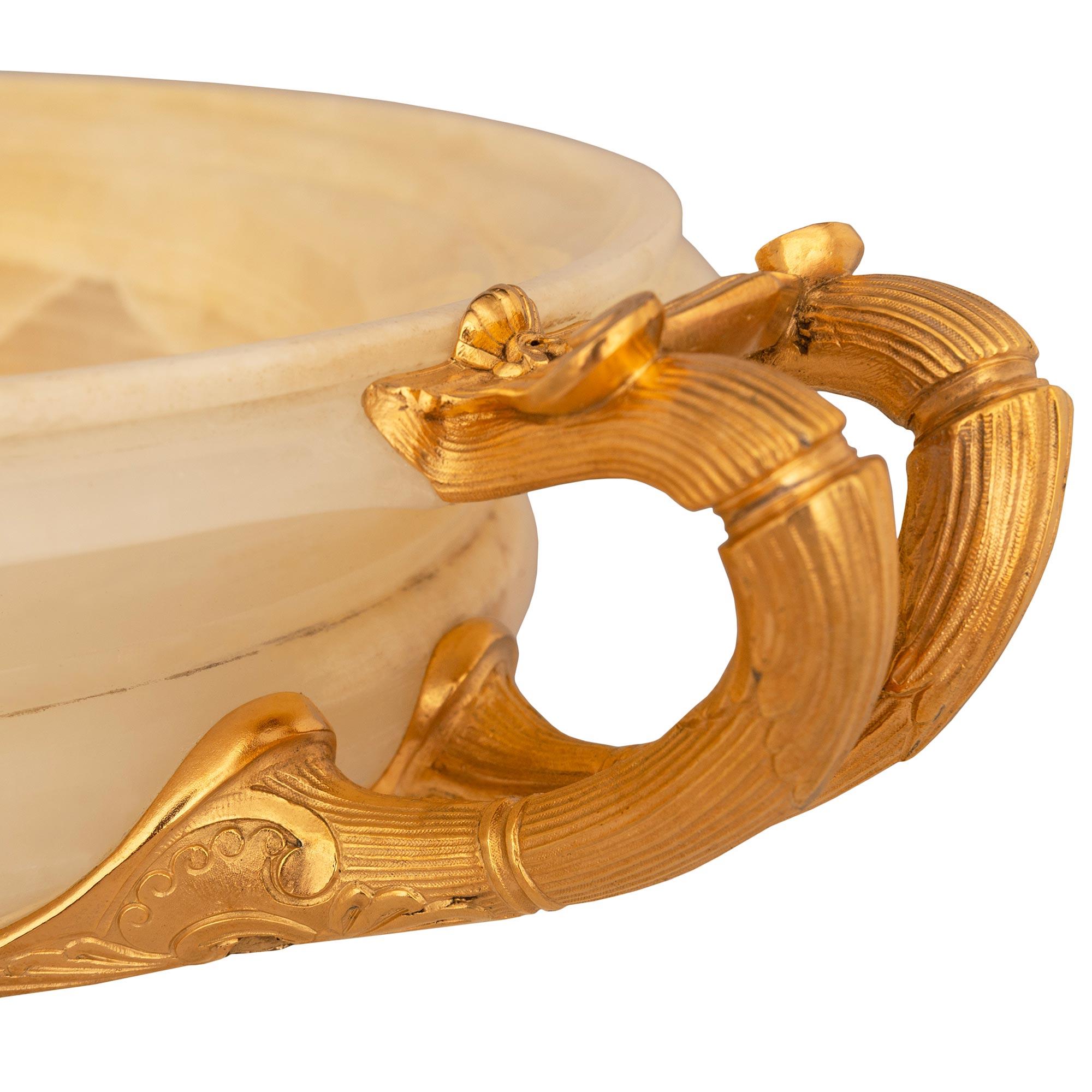 Onyx Centre de table en onyx blanc et bronze doré de style Empire du XIXe siècle. en vente