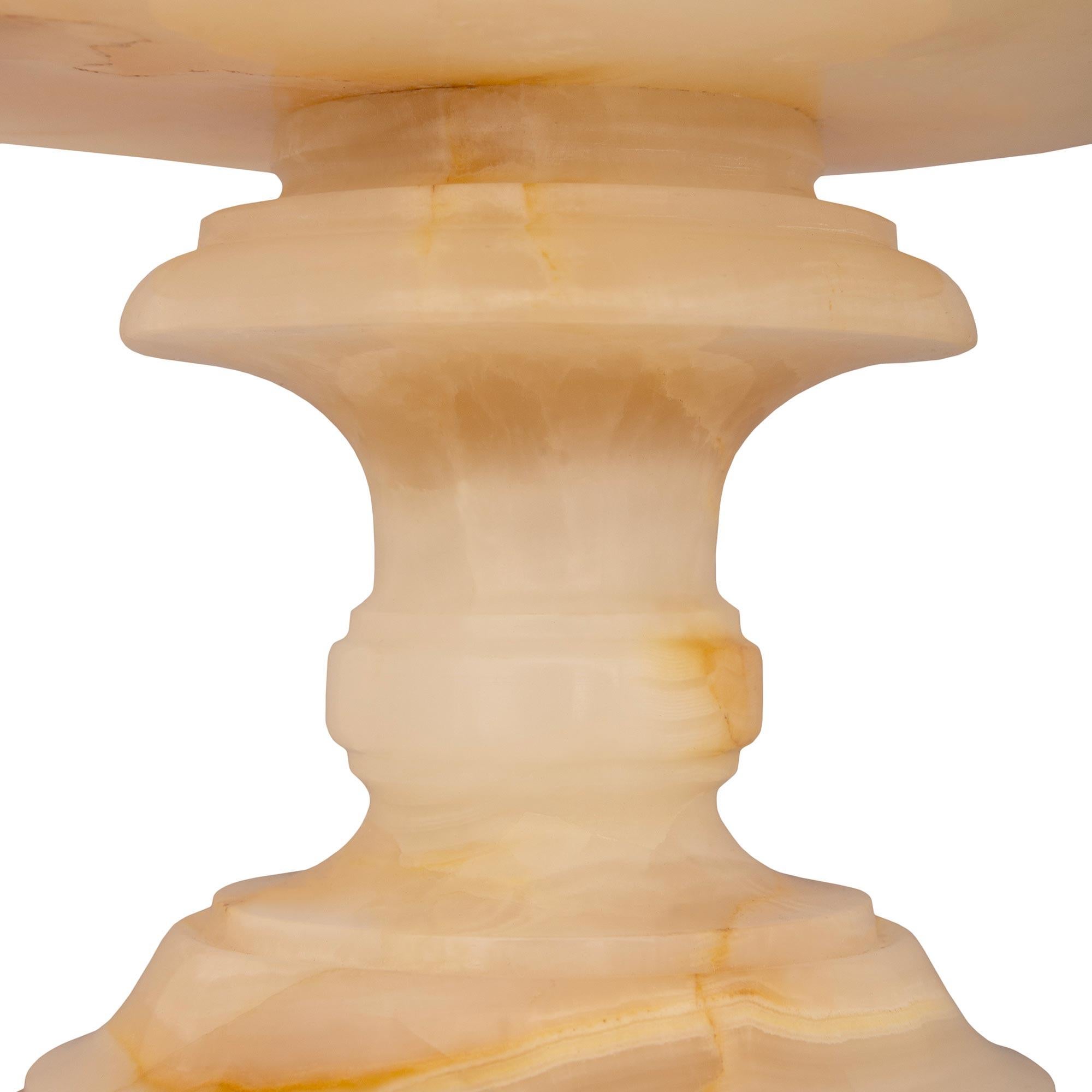 Centre de table en onyx blanc et bronze doré de style Empire du XIXe siècle. en vente 1