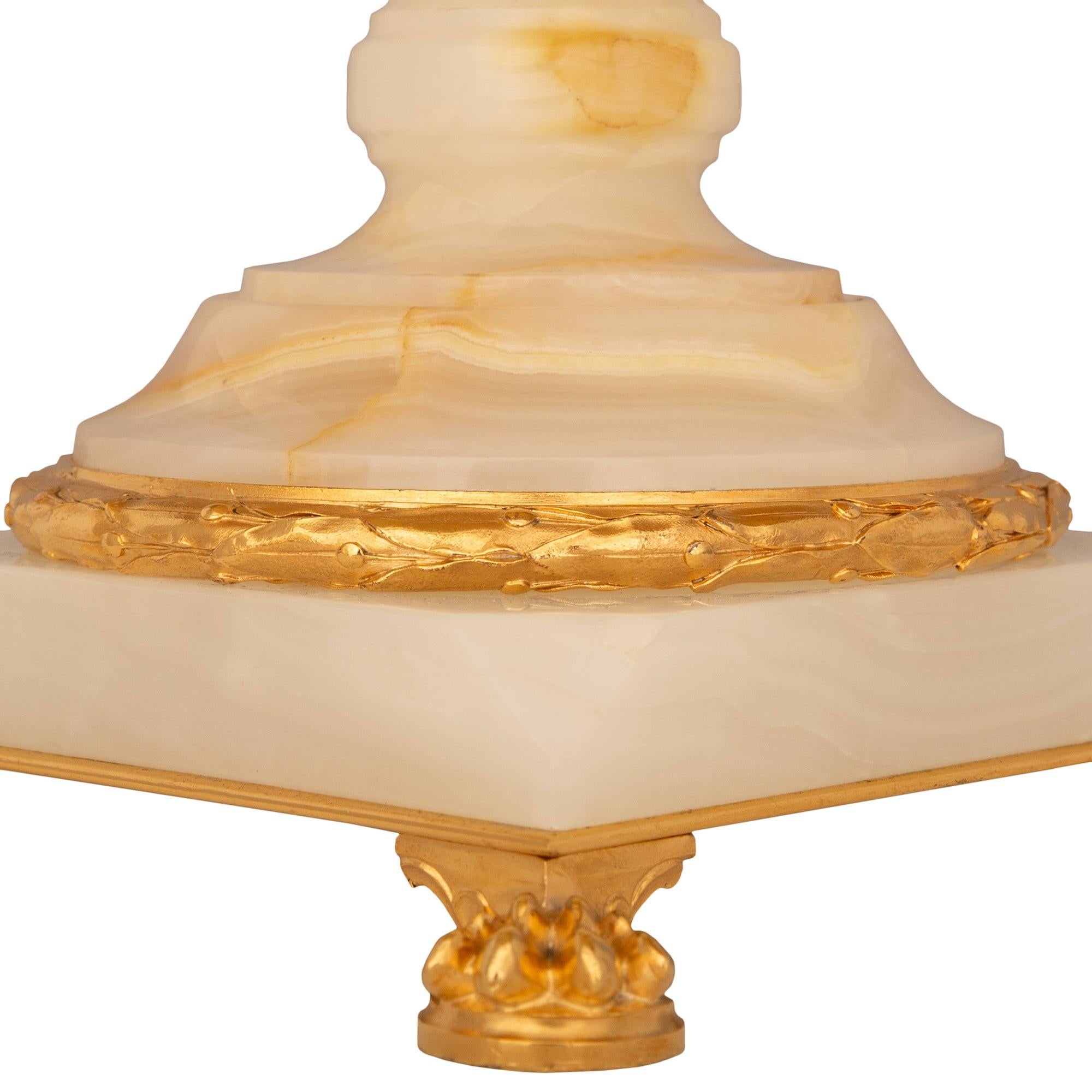 Centre de table en onyx blanc et bronze doré de style Empire du XIXe siècle. en vente 2