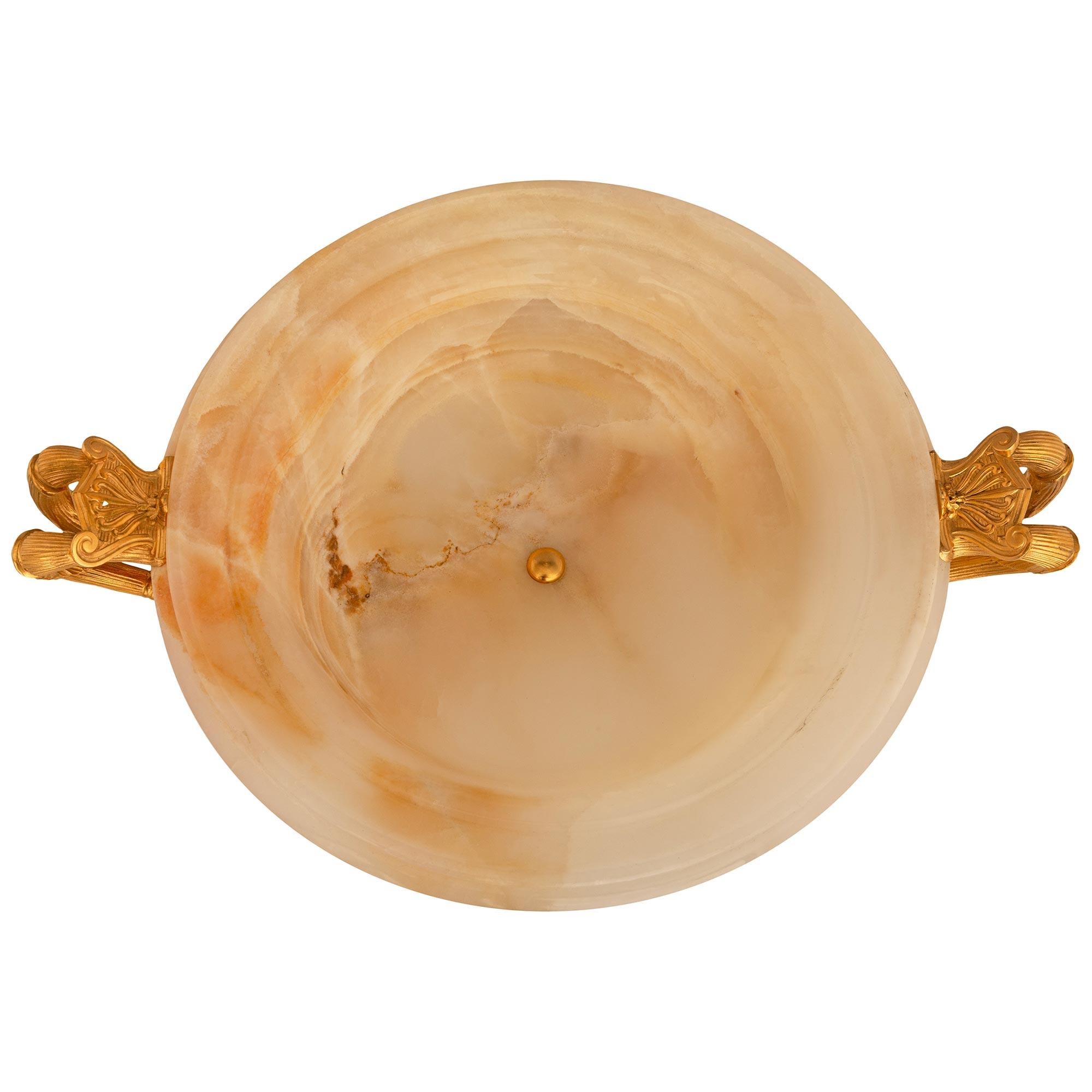 Centre de table en onyx blanc et bronze doré de style Empire du XIXe siècle. en vente 3