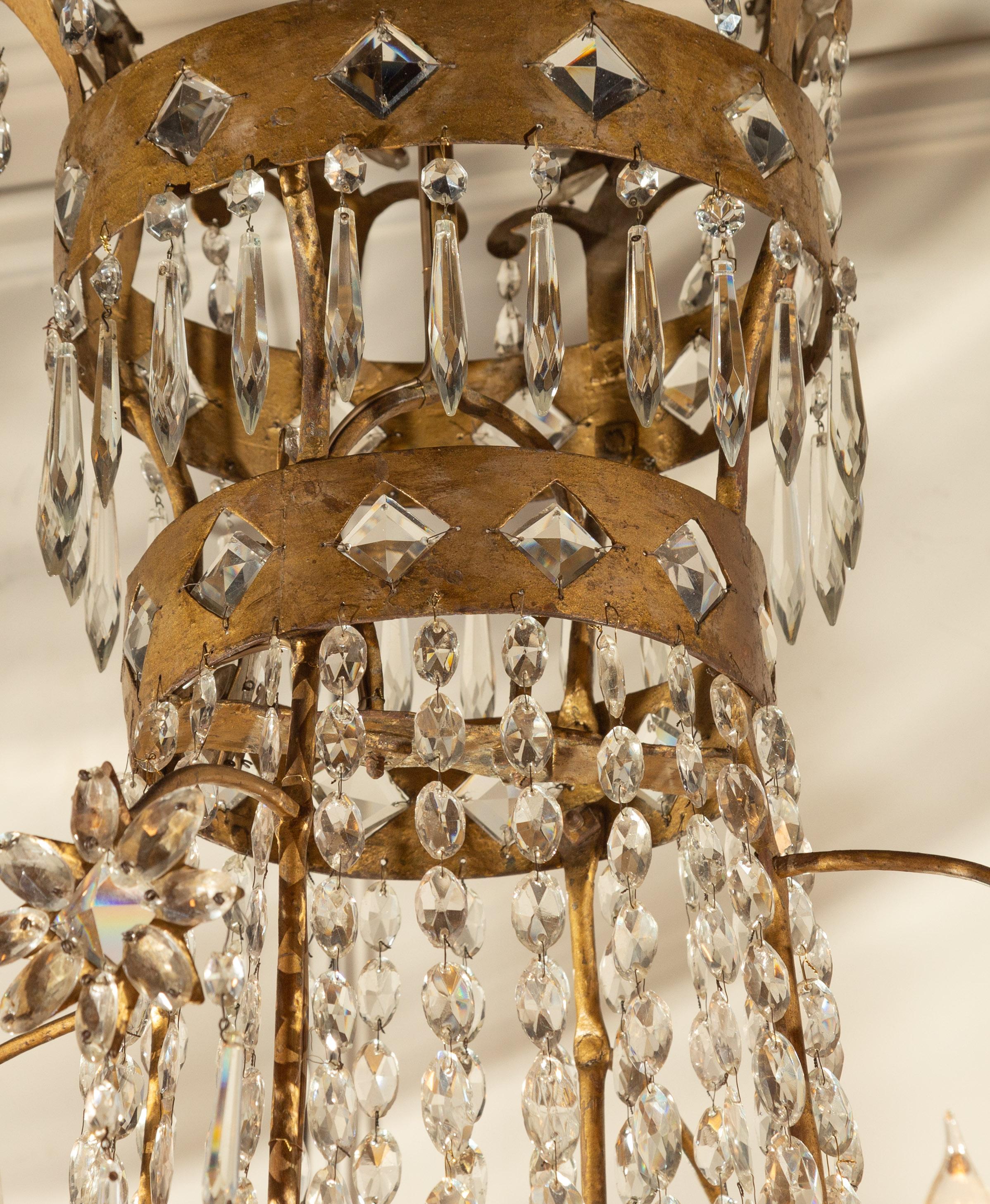 Lampadario francese del XIX secolo in stile impero a 16 luci in cristallo e metallo dorato in vendita 3