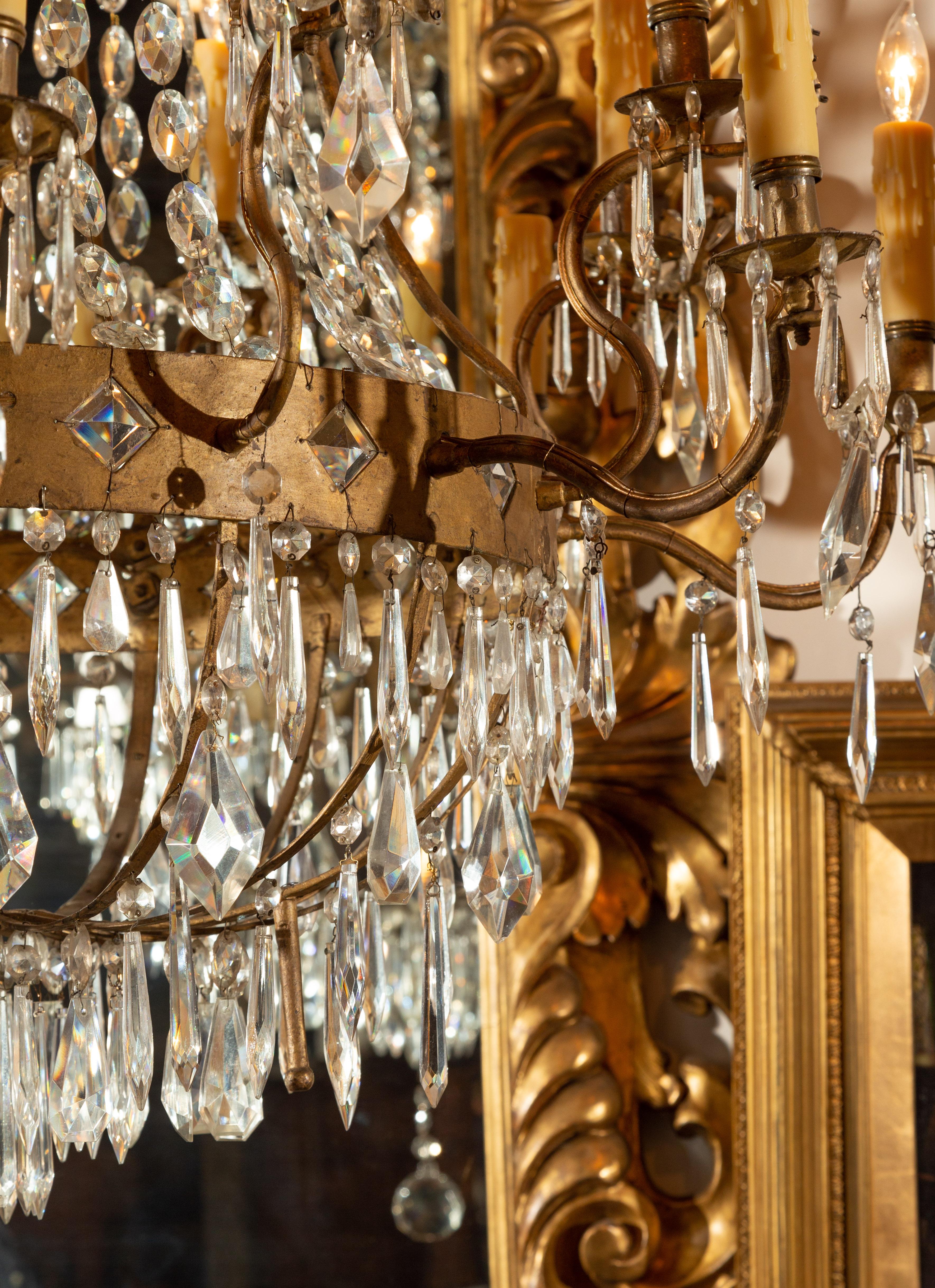 Lampadario francese del XIX secolo in stile impero a 16 luci in cristallo e metallo dorato in vendita 5