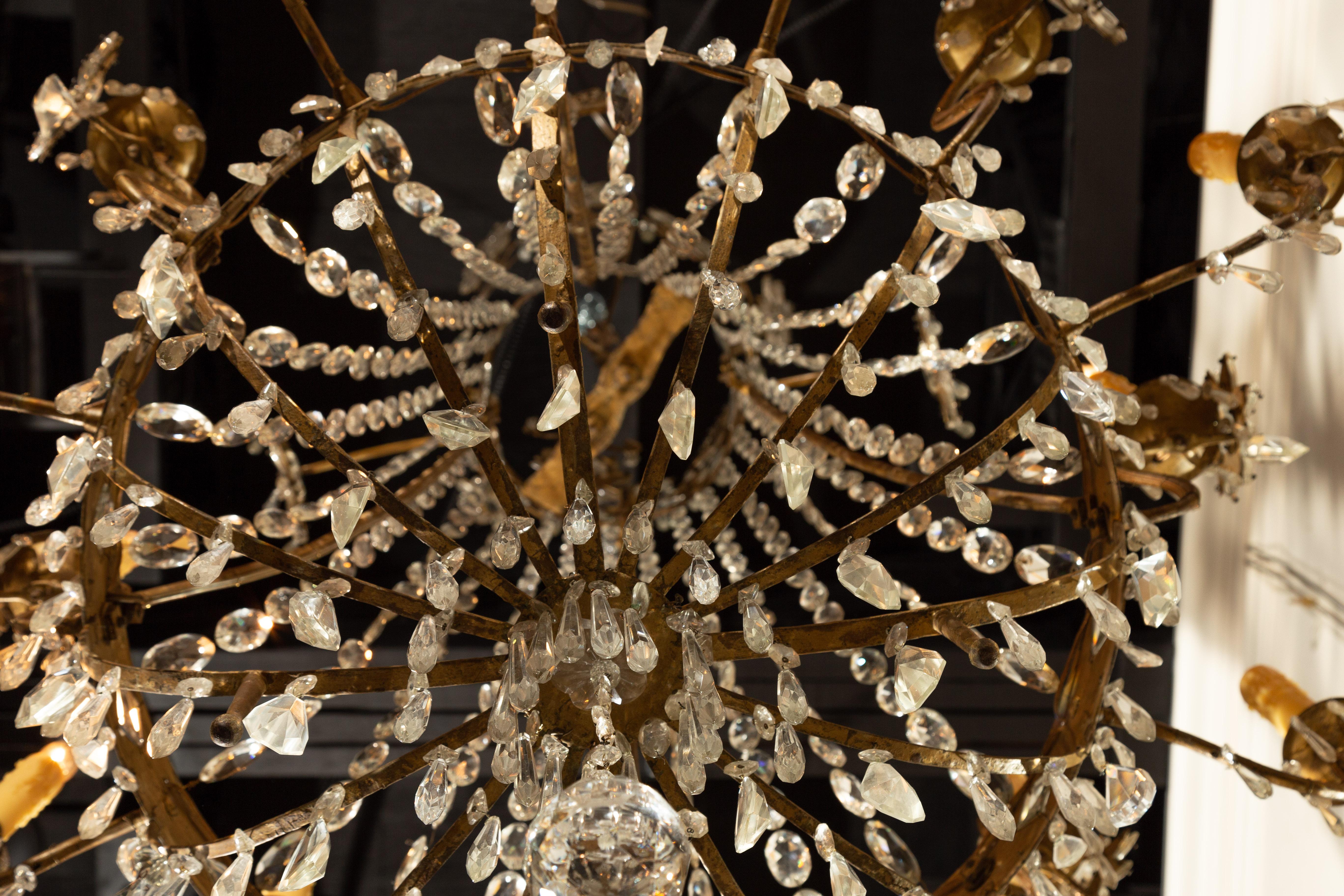 Lampadario francese del XIX secolo in stile impero a 16 luci in cristallo e metallo dorato in vendita 6