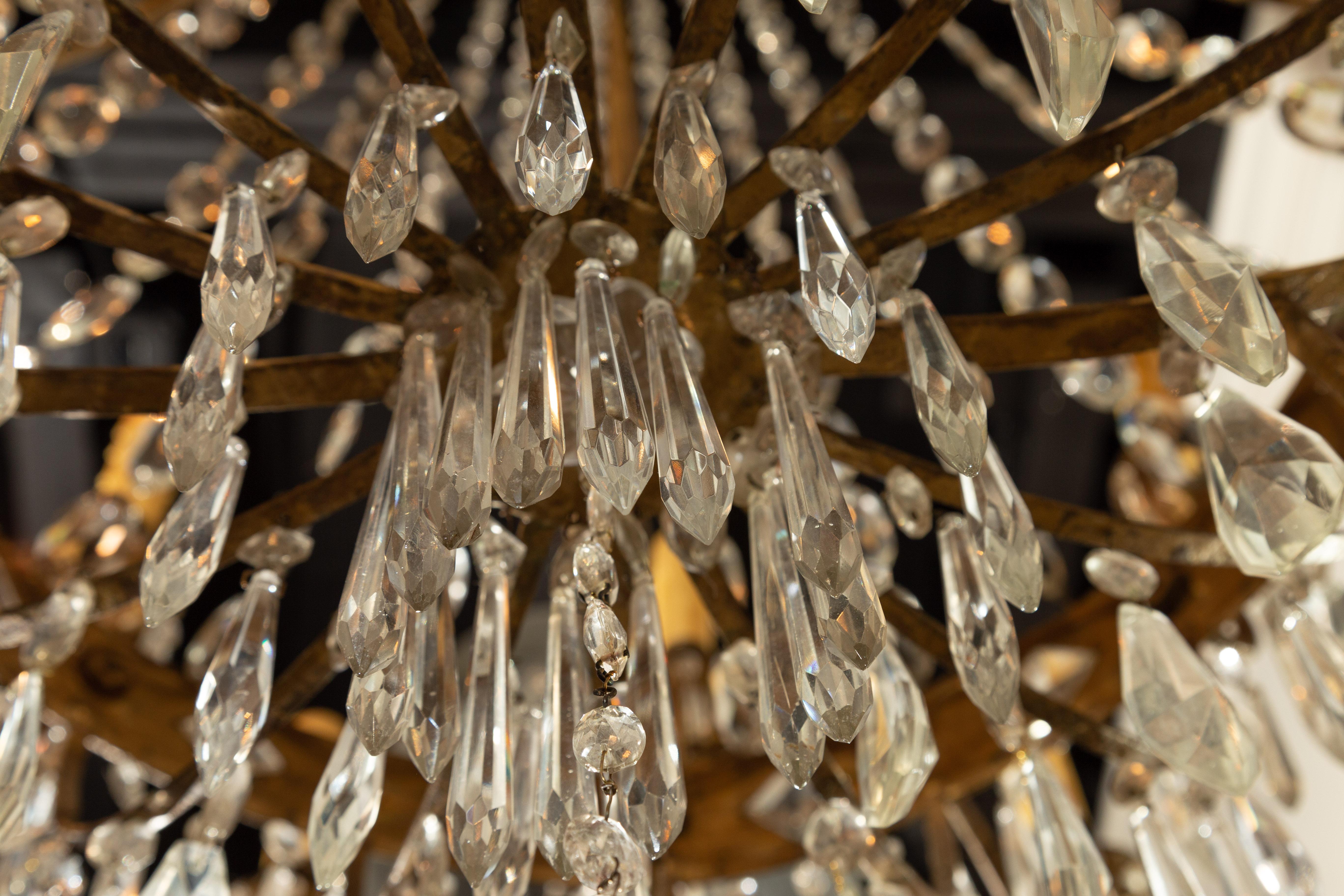 Lampadario francese del XIX secolo in stile impero a 16 luci in cristallo e metallo dorato in vendita 7