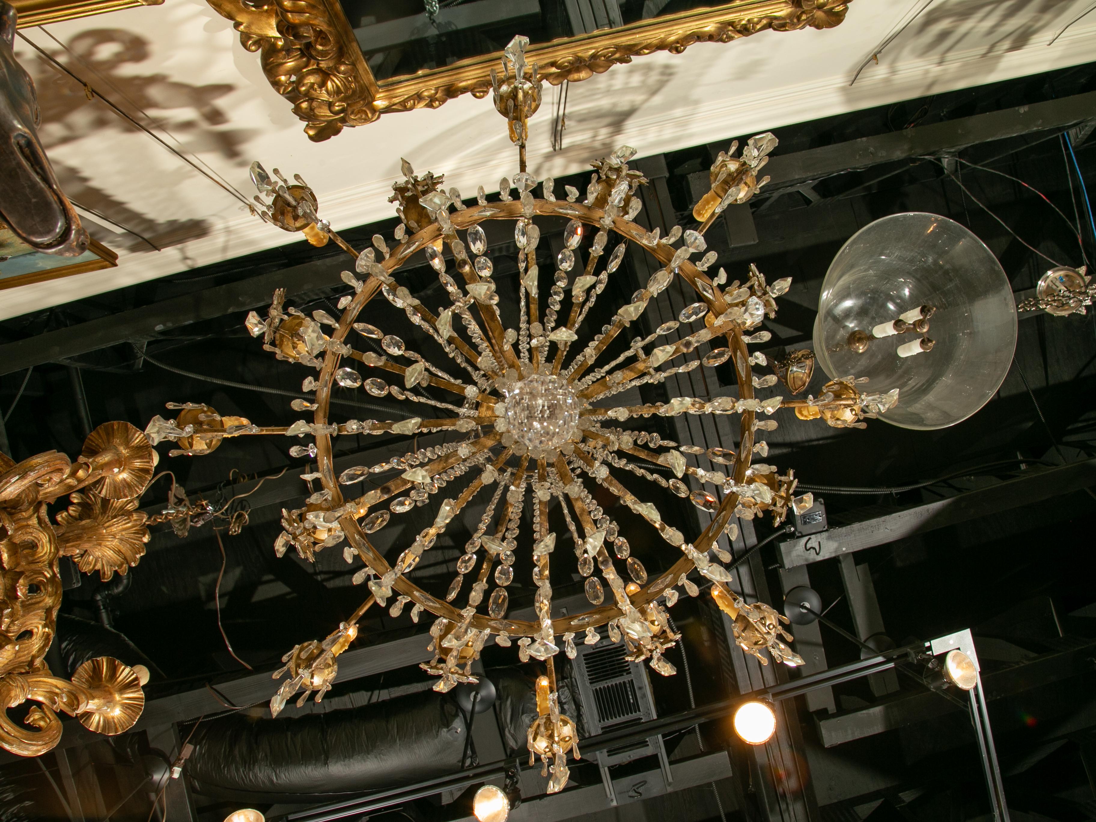 Lampadario francese del XIX secolo in stile impero a 16 luci in cristallo e metallo dorato in vendita 8