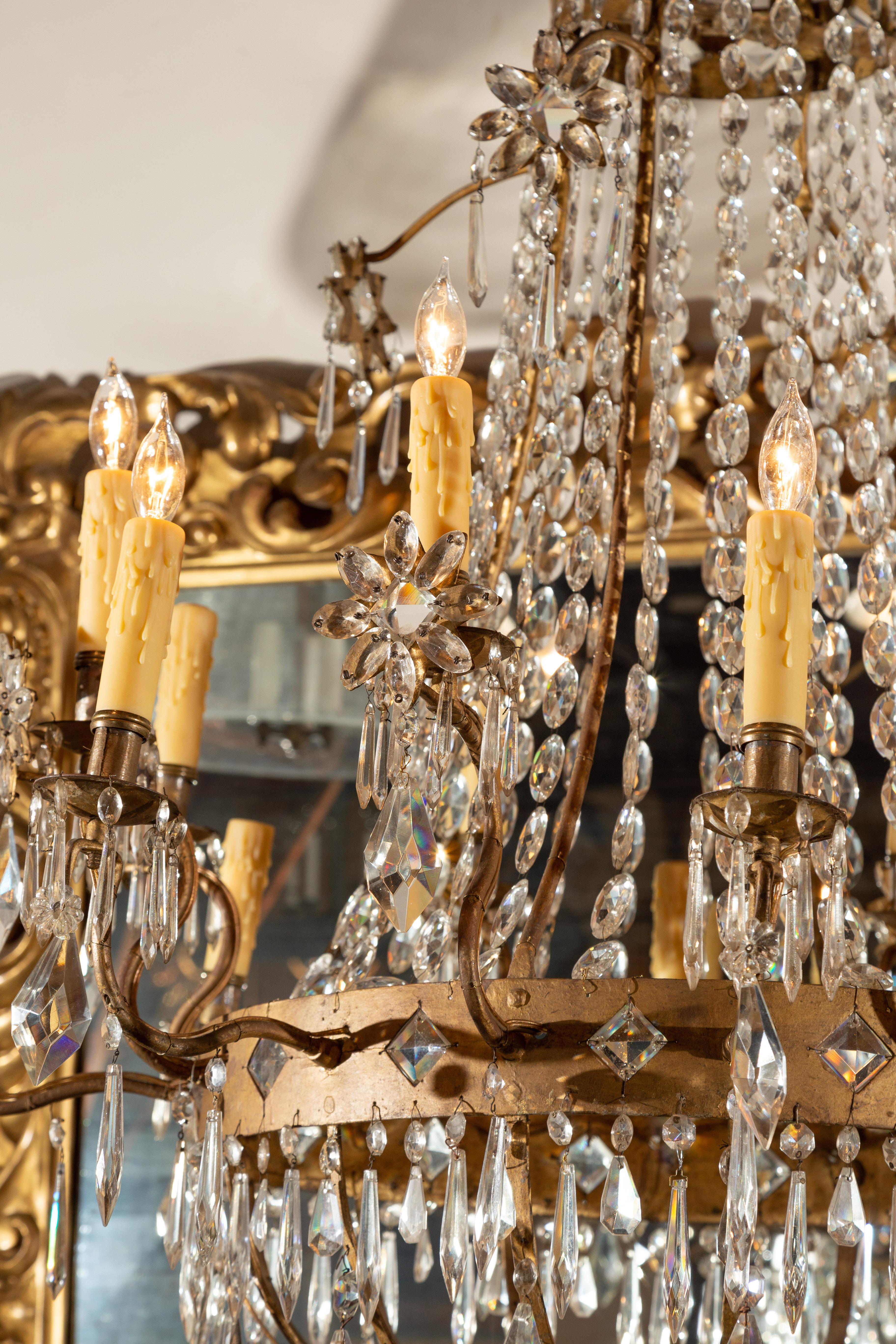 Lampadario francese del XIX secolo in stile impero a 16 luci in cristallo e metallo dorato in vendita 1
