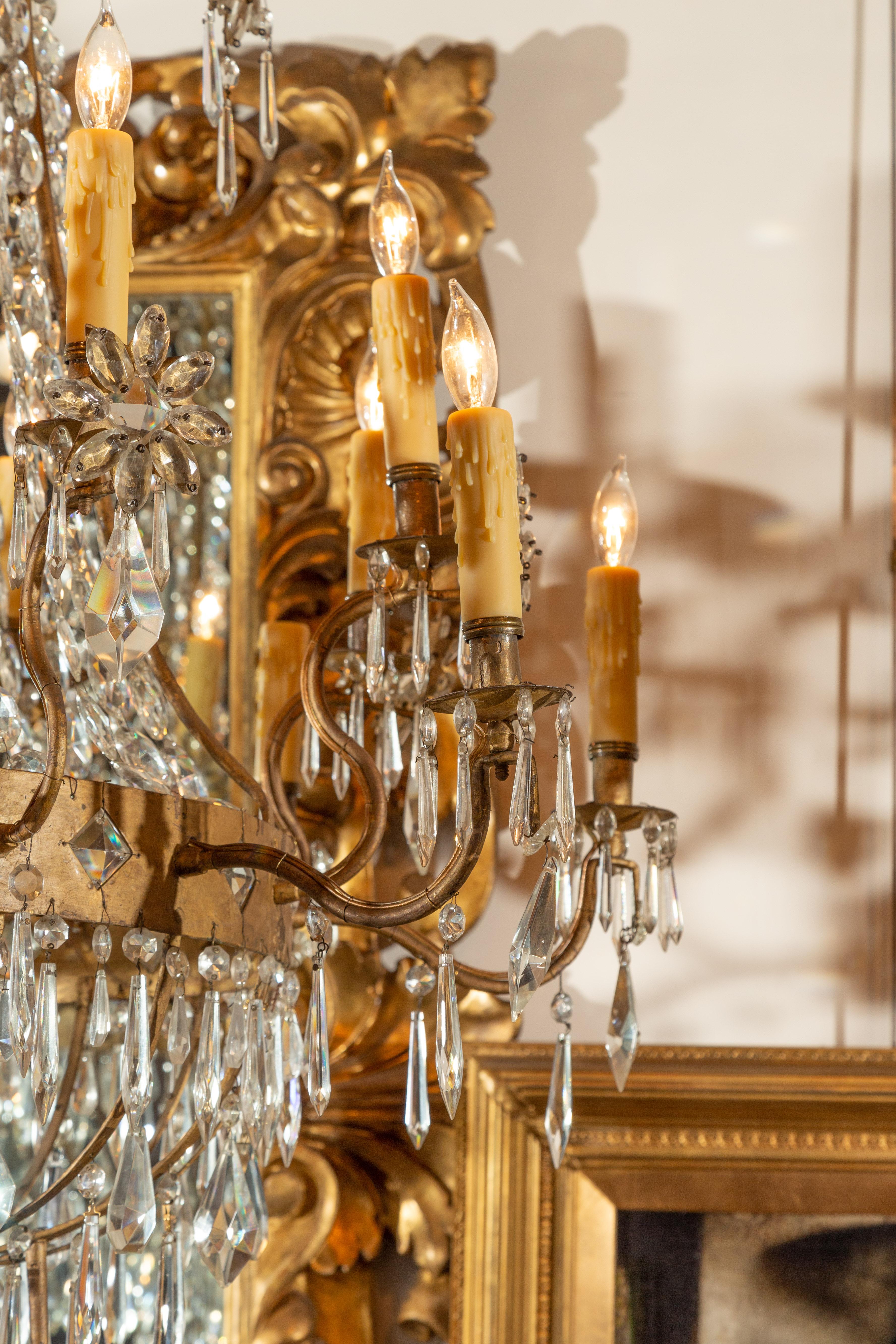 Lampadario francese del XIX secolo in stile impero a 16 luci in cristallo e metallo dorato in vendita 2